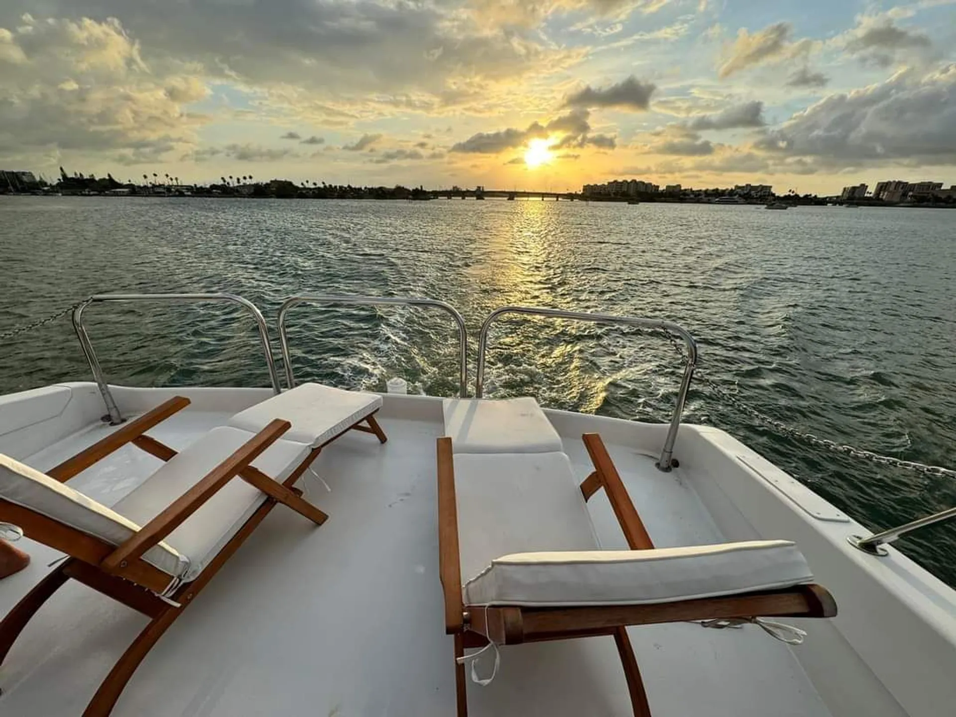 80' Ultra Luxury Mega-Yacht (Lazzara Skylounge) w/ Water Toys - 13 pax