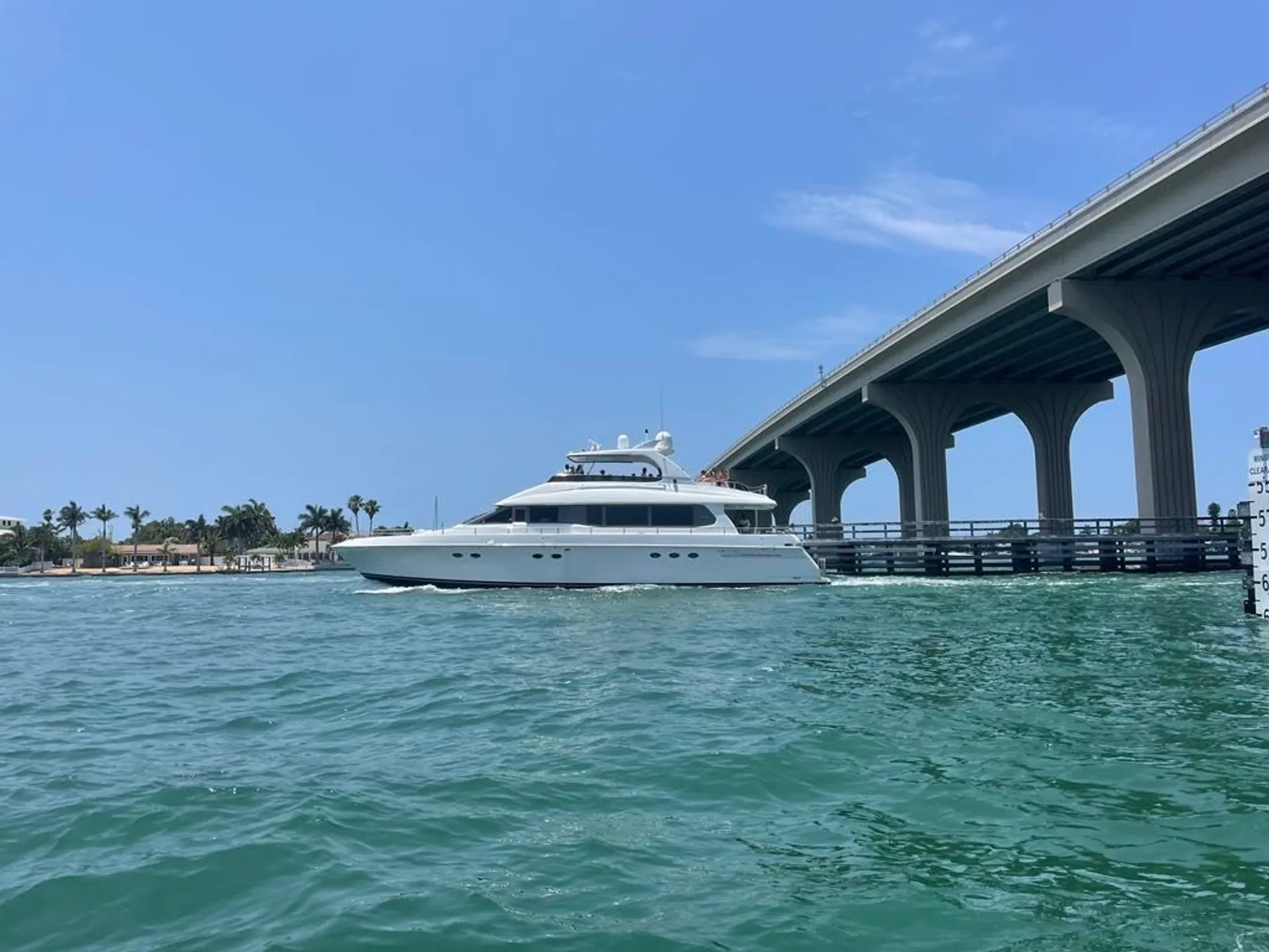 80' Ultra Luxury Mega-Yacht (Lazzara Skylounge) w/ Water Toys - 13 pax