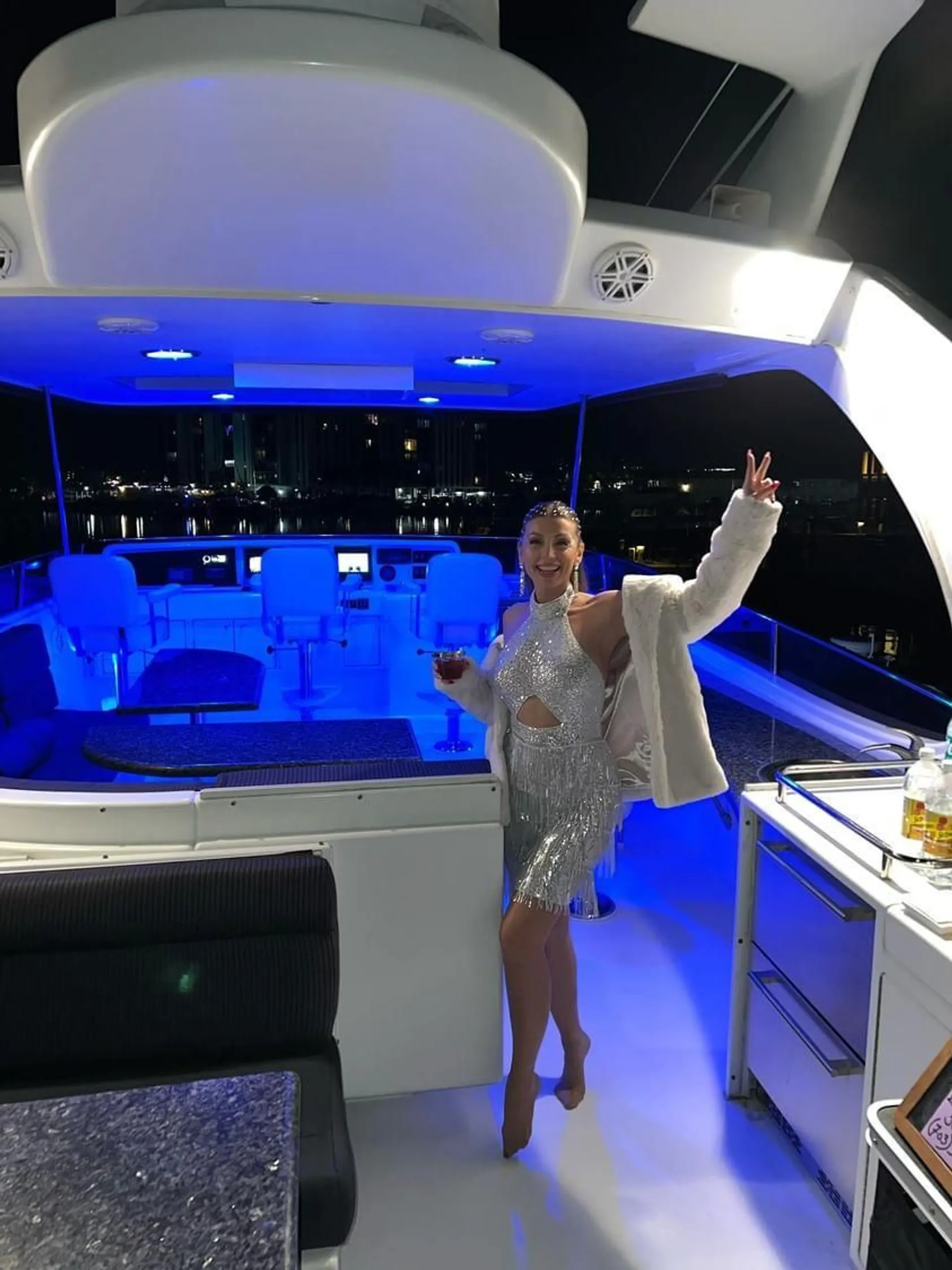 80' Ultra Luxury Mega-Yacht (Lazzara Skylounge) w/ Water Toys - 13 pax