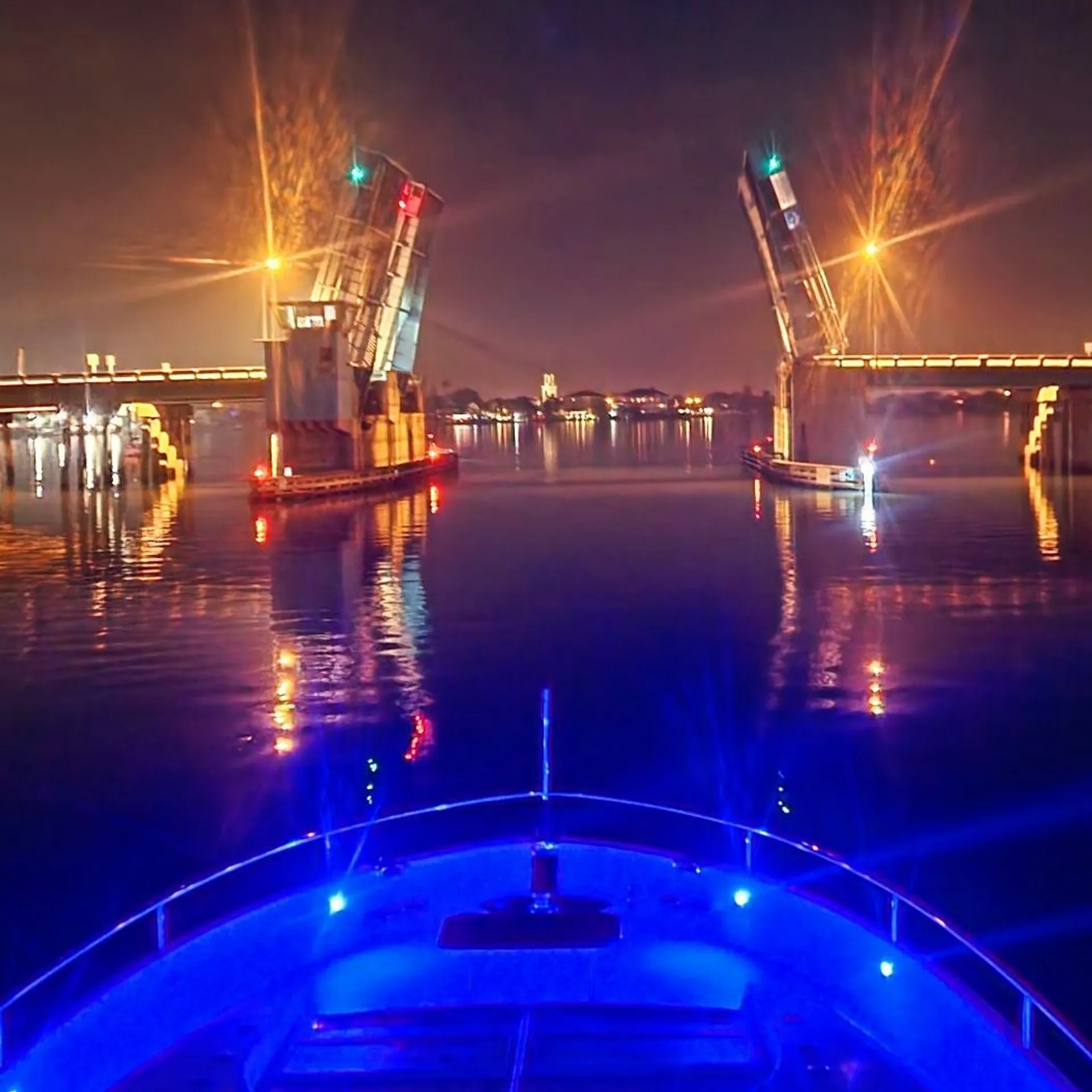 80' Ultra Luxury Mega-Yacht (Lazzara Skylounge) w/ Water Toys - 13 pax