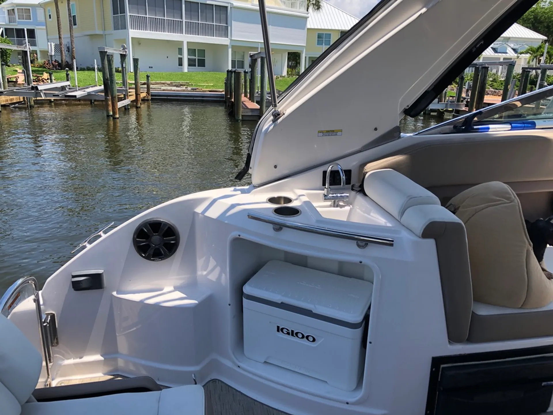 REGAL BOATS 28 EXPRESS CRUISER in Fort Myers Beach, FL — photo 9