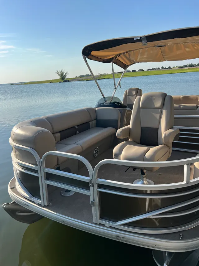 Rent a SUN TRACKER pontoon in Brenham, TX near me
