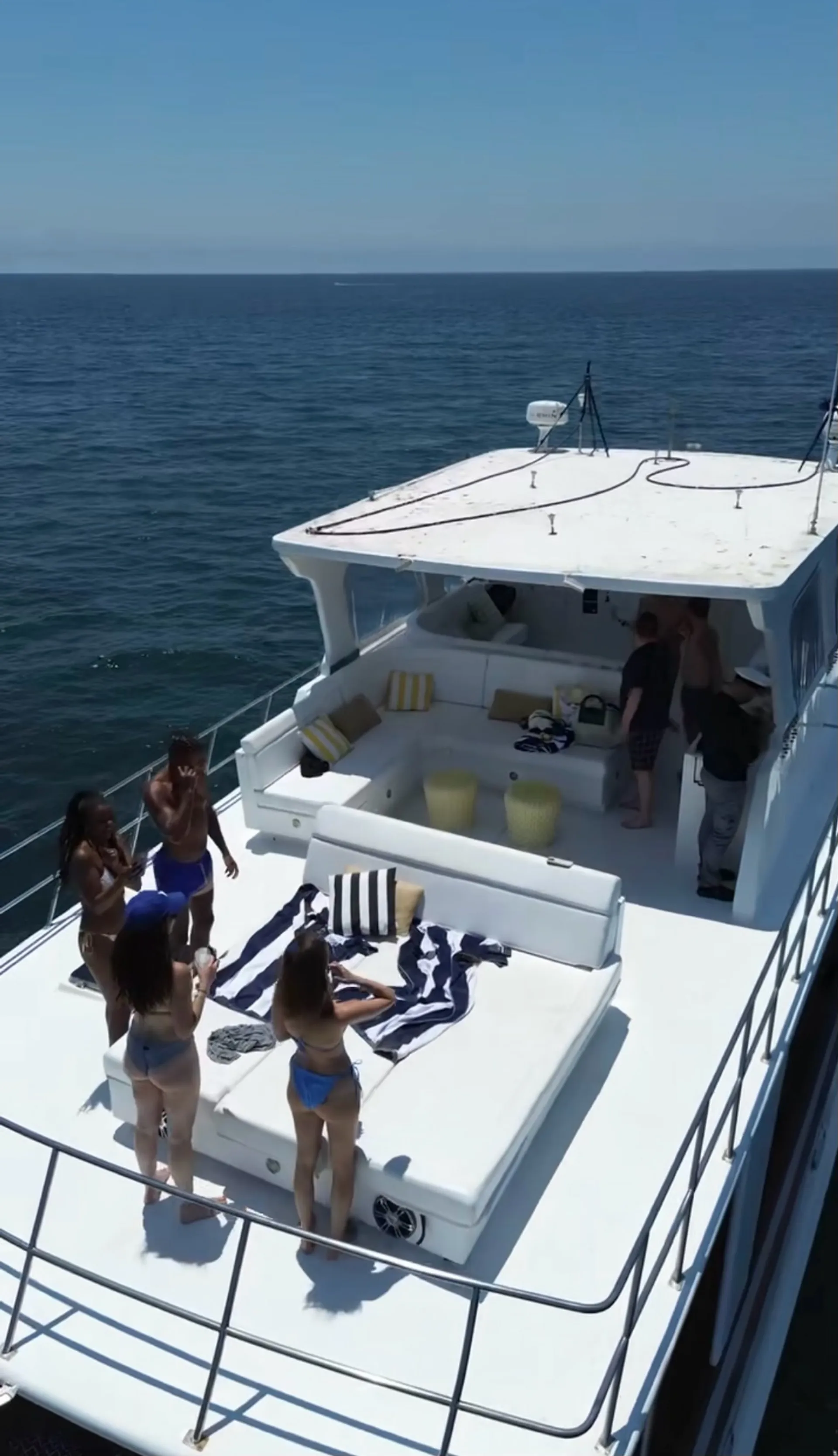 2015 70 ft defevor yacht lots of toys out door bar 