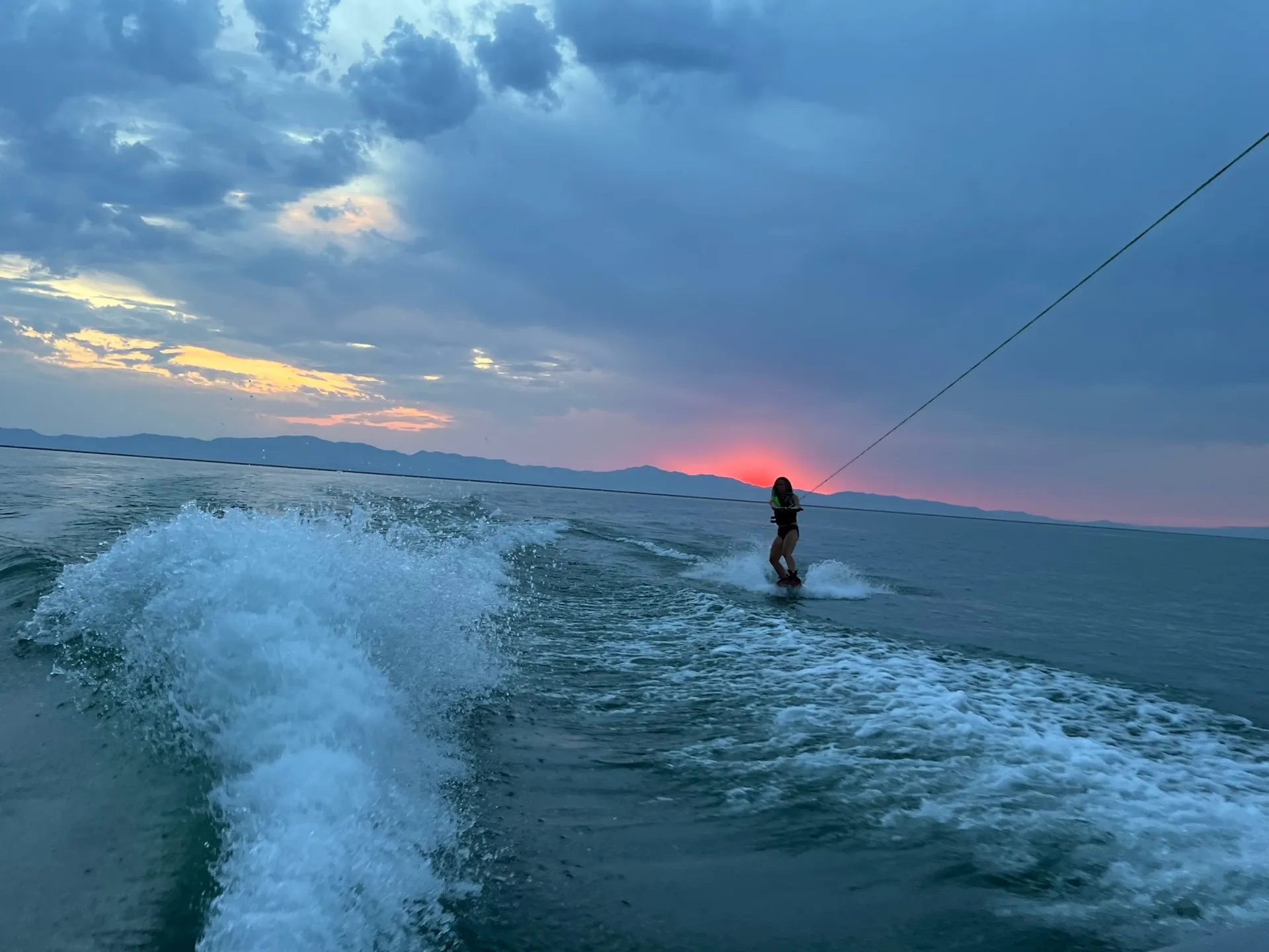 Perfect boat to surf/wakeboard/ski/tube with all the family/friends