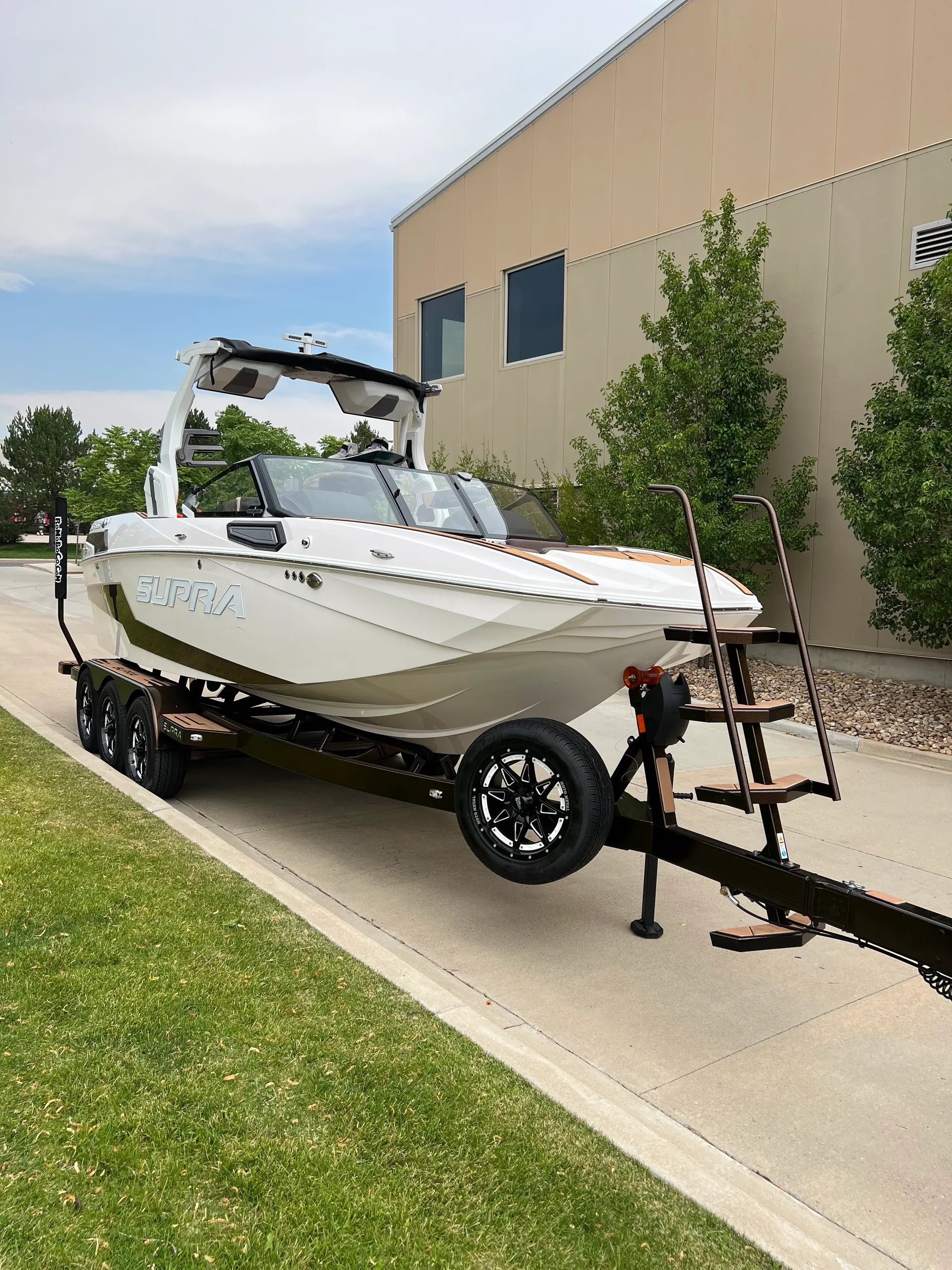 2024 Supra SL 550 Wake/Surf Boat Rental