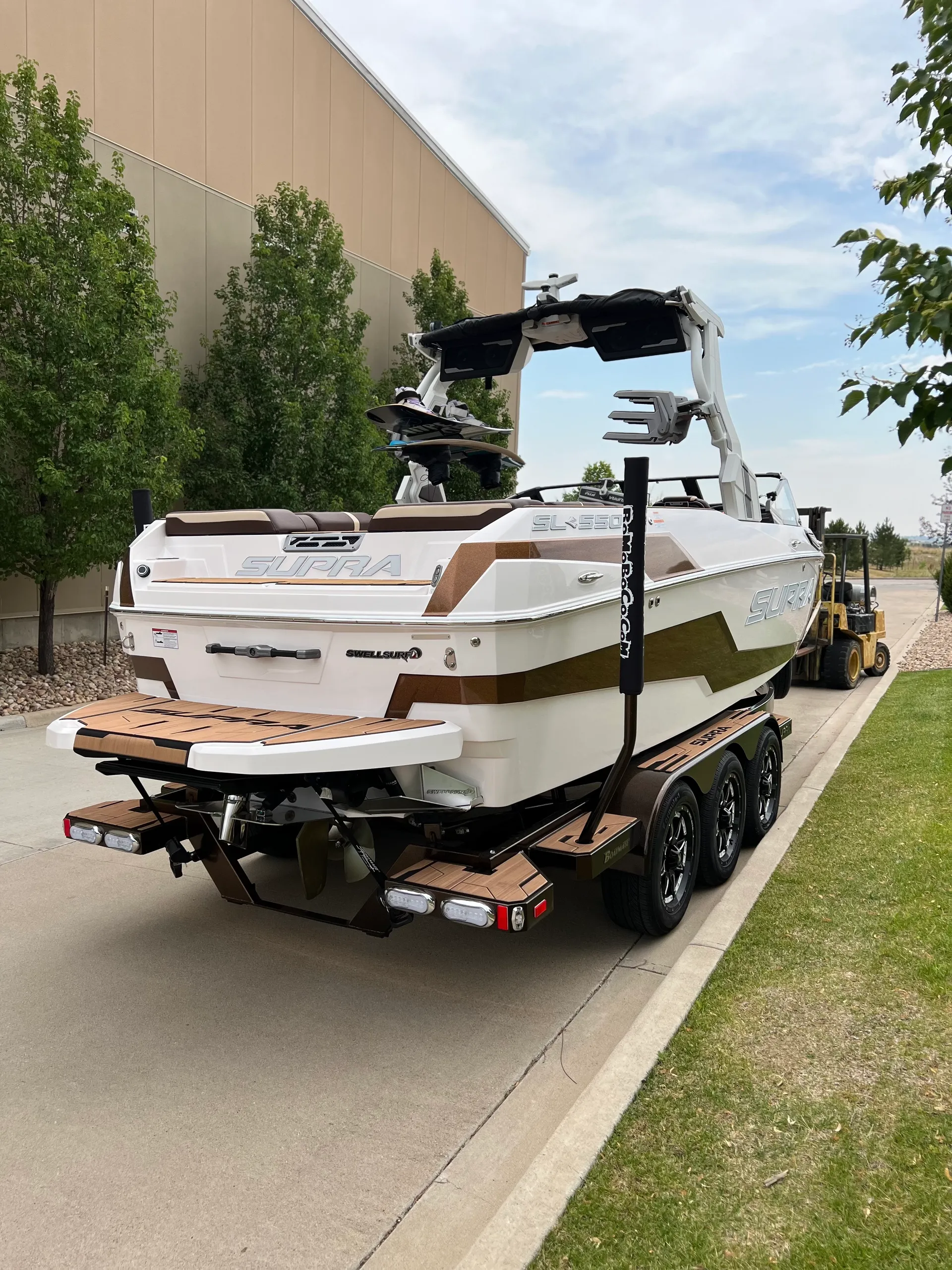 2024 Supra SL 550 Wake/Surf Boat Rental