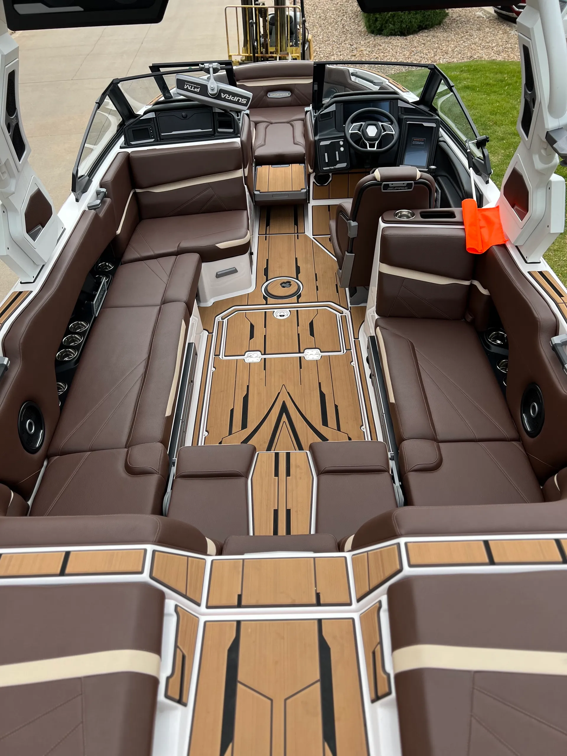 2024 Supra SL 550 Wake/Surf Boat Rental