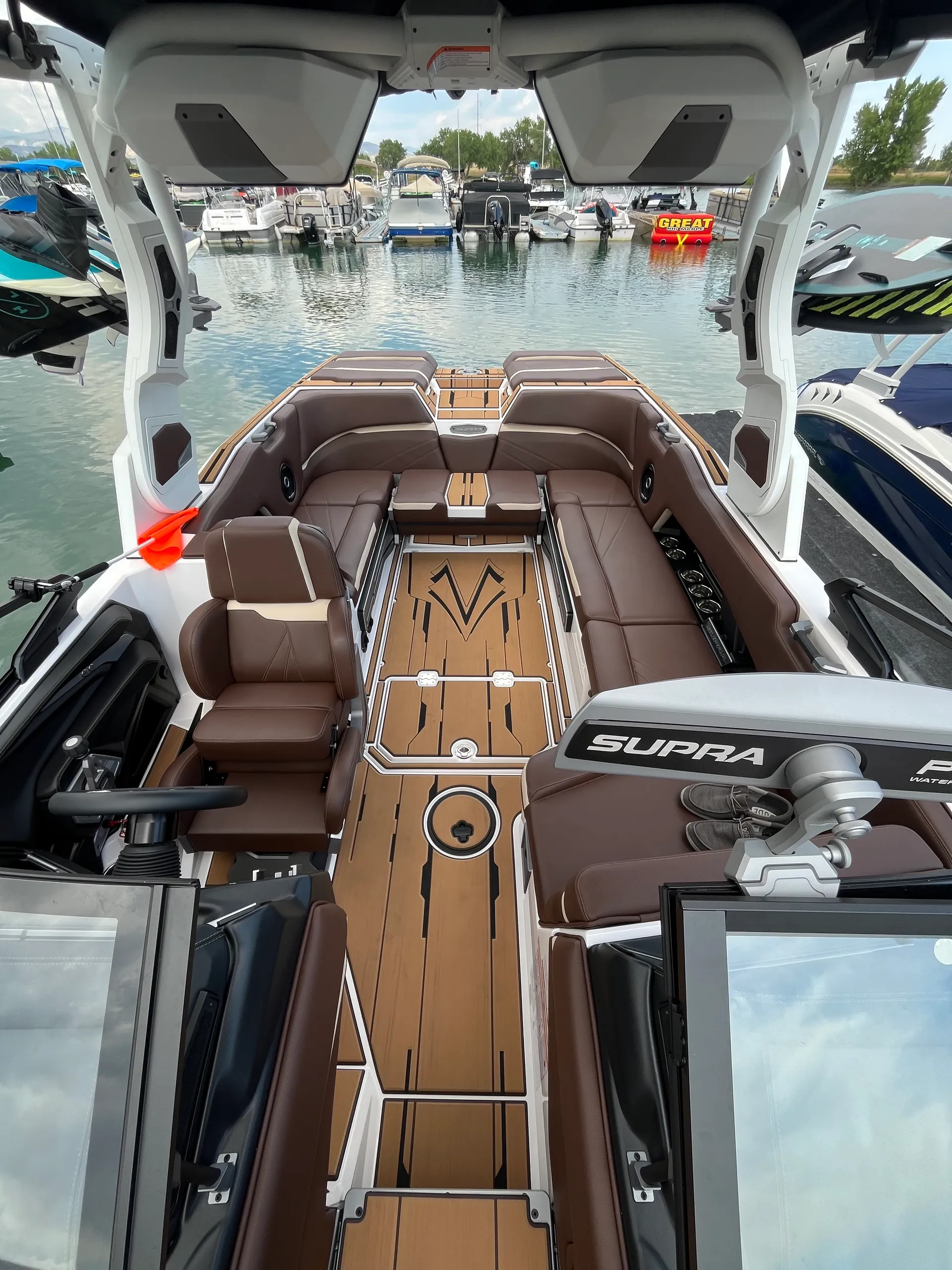 2024 Supra SL 550 Wake/Surf Boat Rental