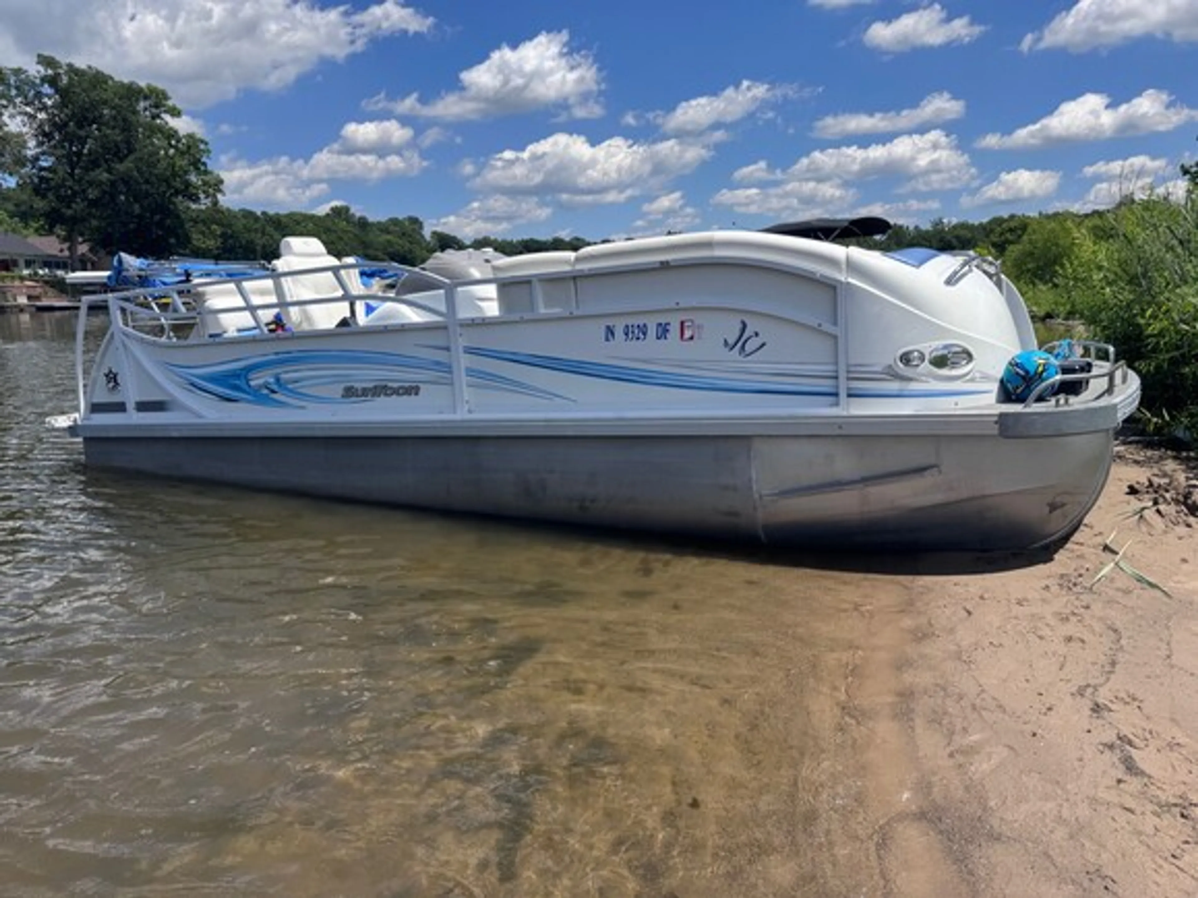 Rent a JC and Neptoon Pontoon SunToon 21 TT in Monticello, IN on Boatsetter