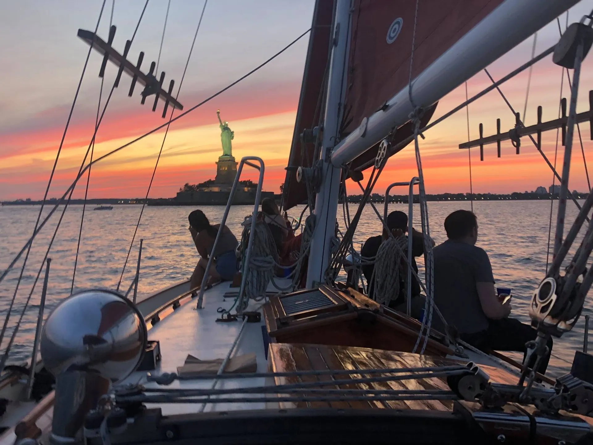  Sail NYC's skyline in style!