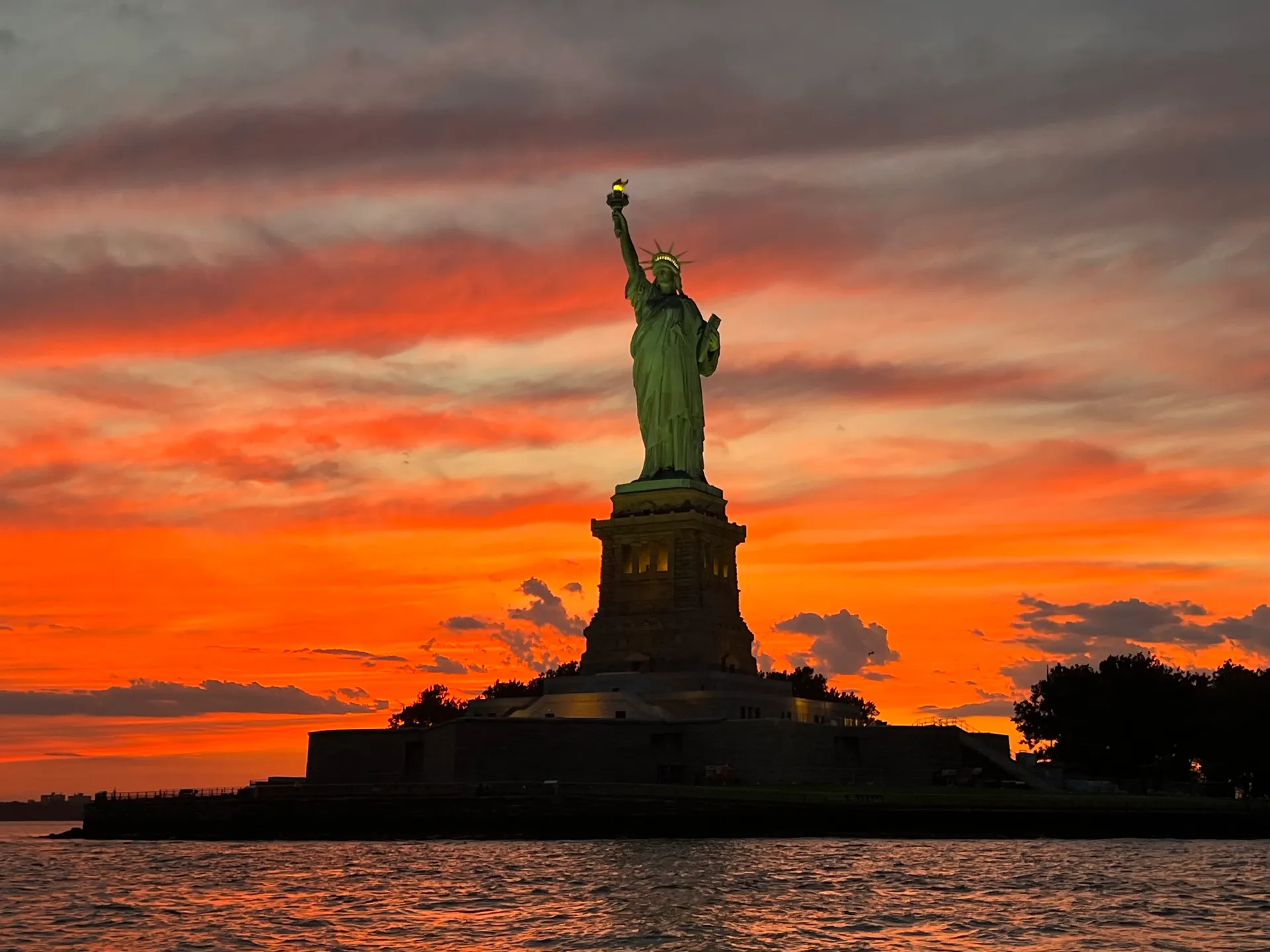  Sail NYC's skyline in style!