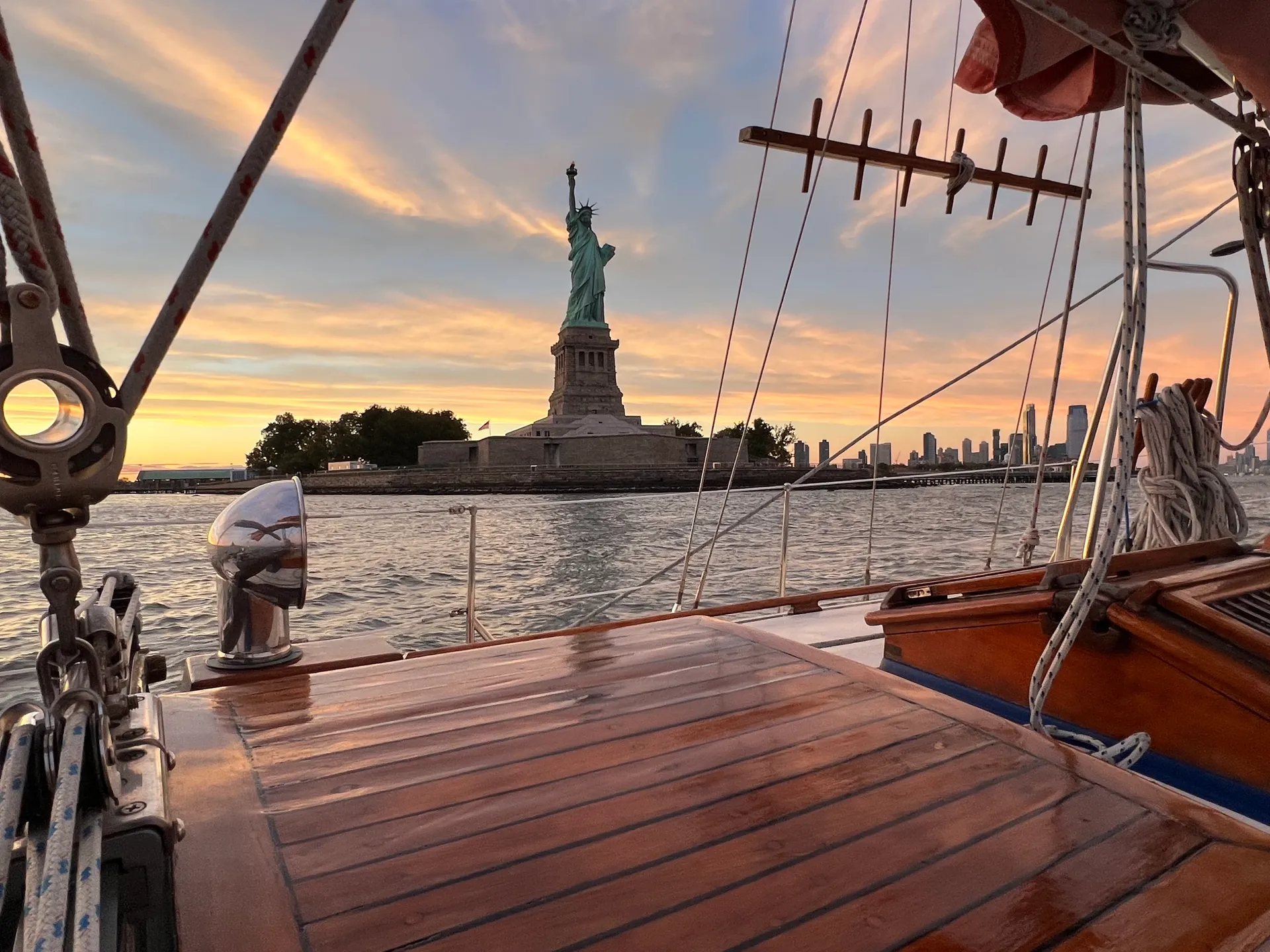  Sail NYC's skyline in style!