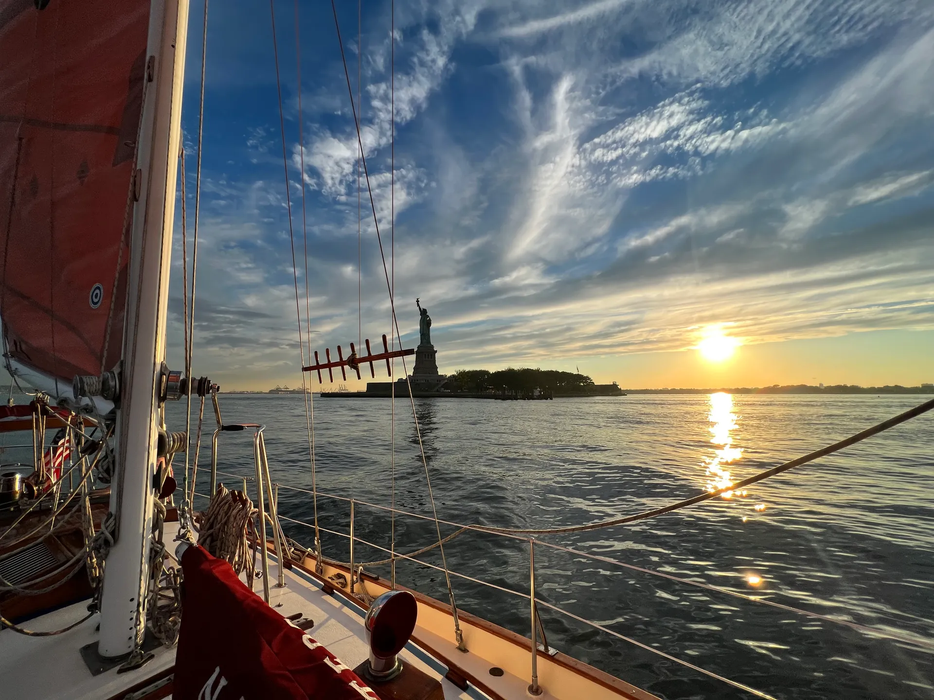  Sail NYC's skyline in style!