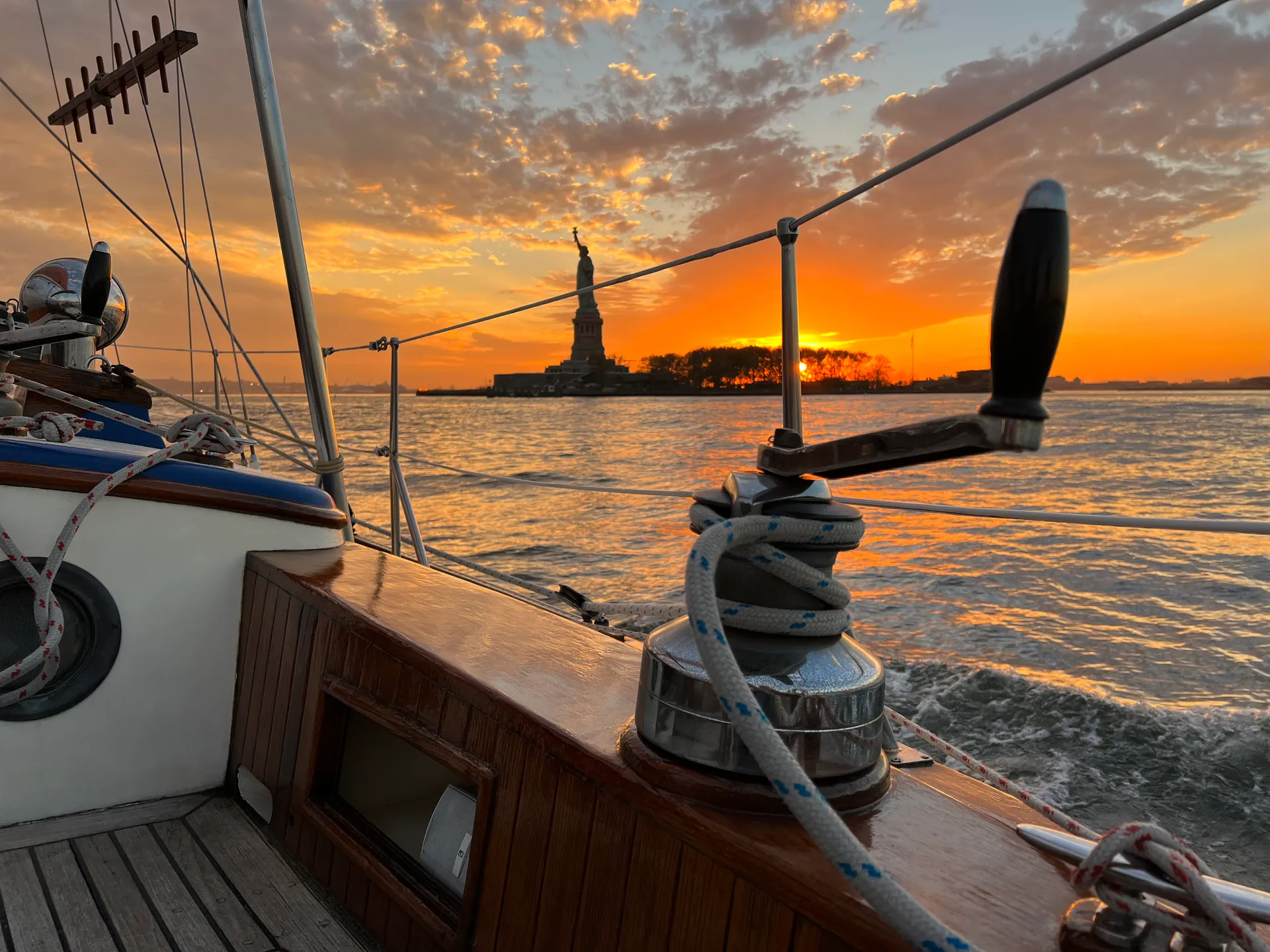  Sail NYC's skyline in style!