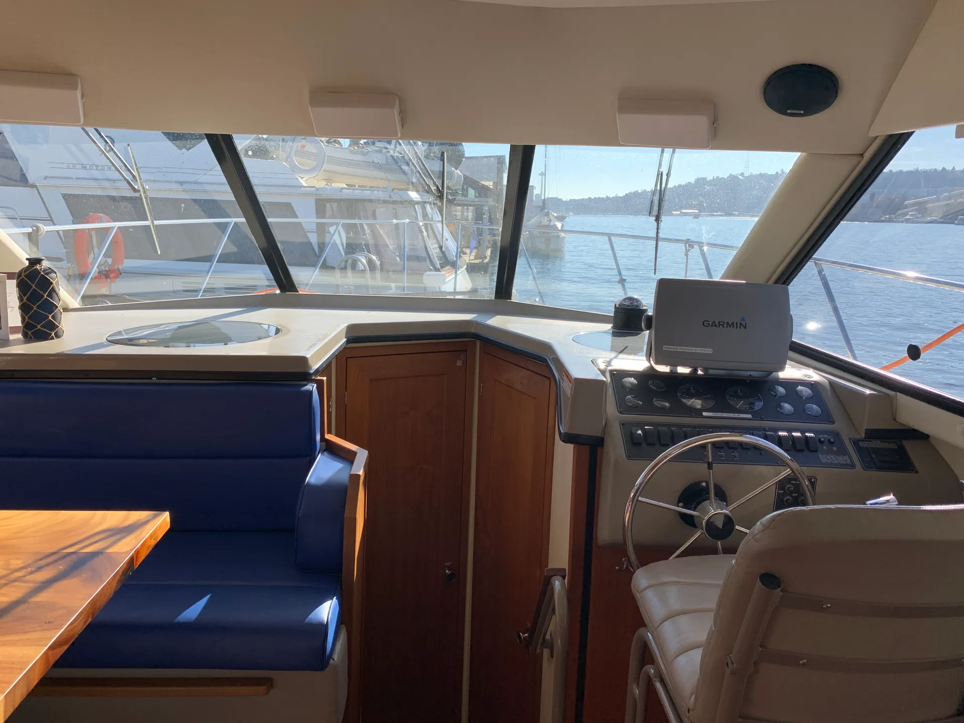 Cruise the lake 🛥️on a 40ft yacht w/bathrooms.  Lake Union/Lake WA