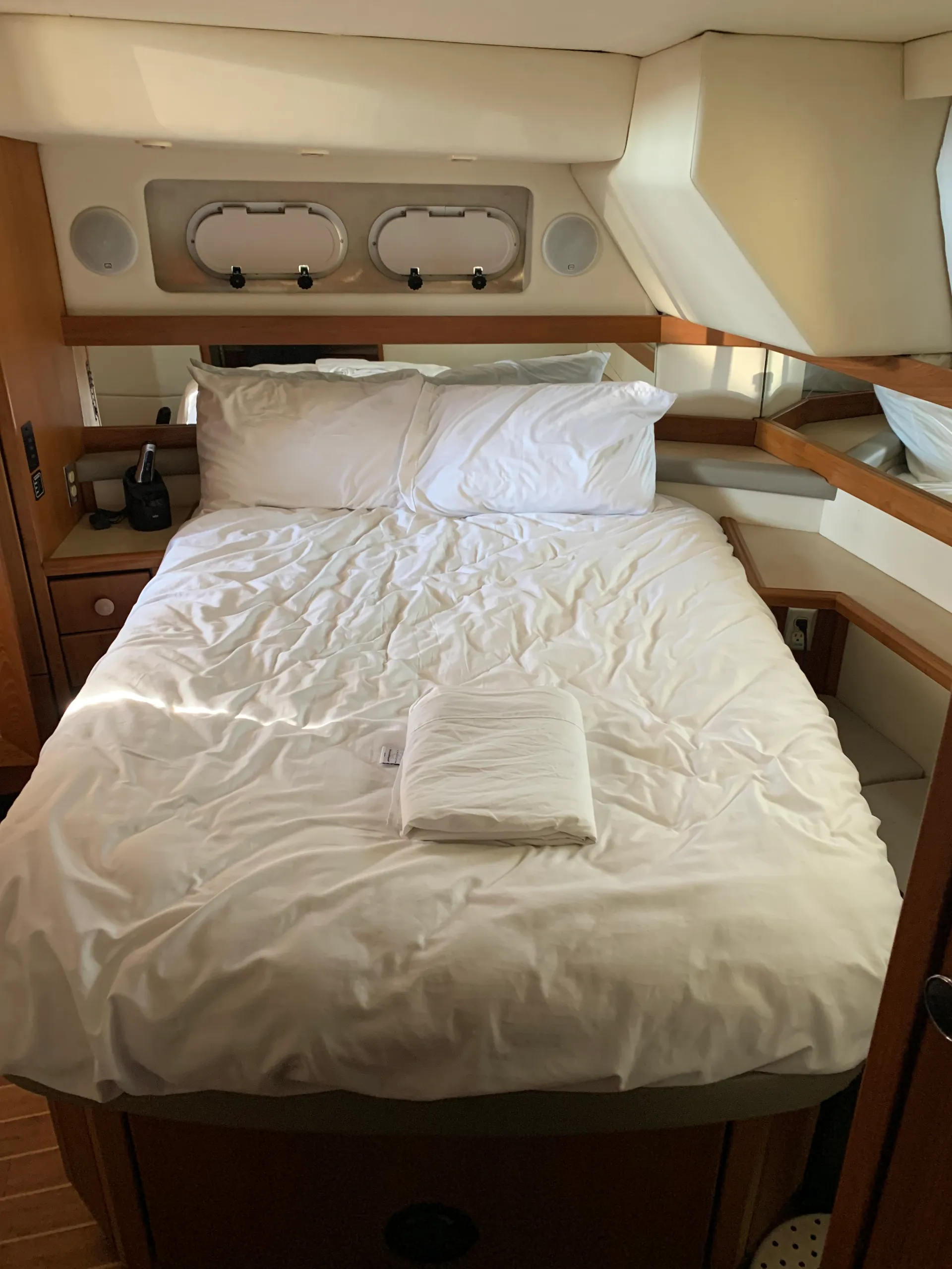 Cruise the lake 🛥️on a 40ft yacht w/bathrooms.  Lake Union/Lake WA