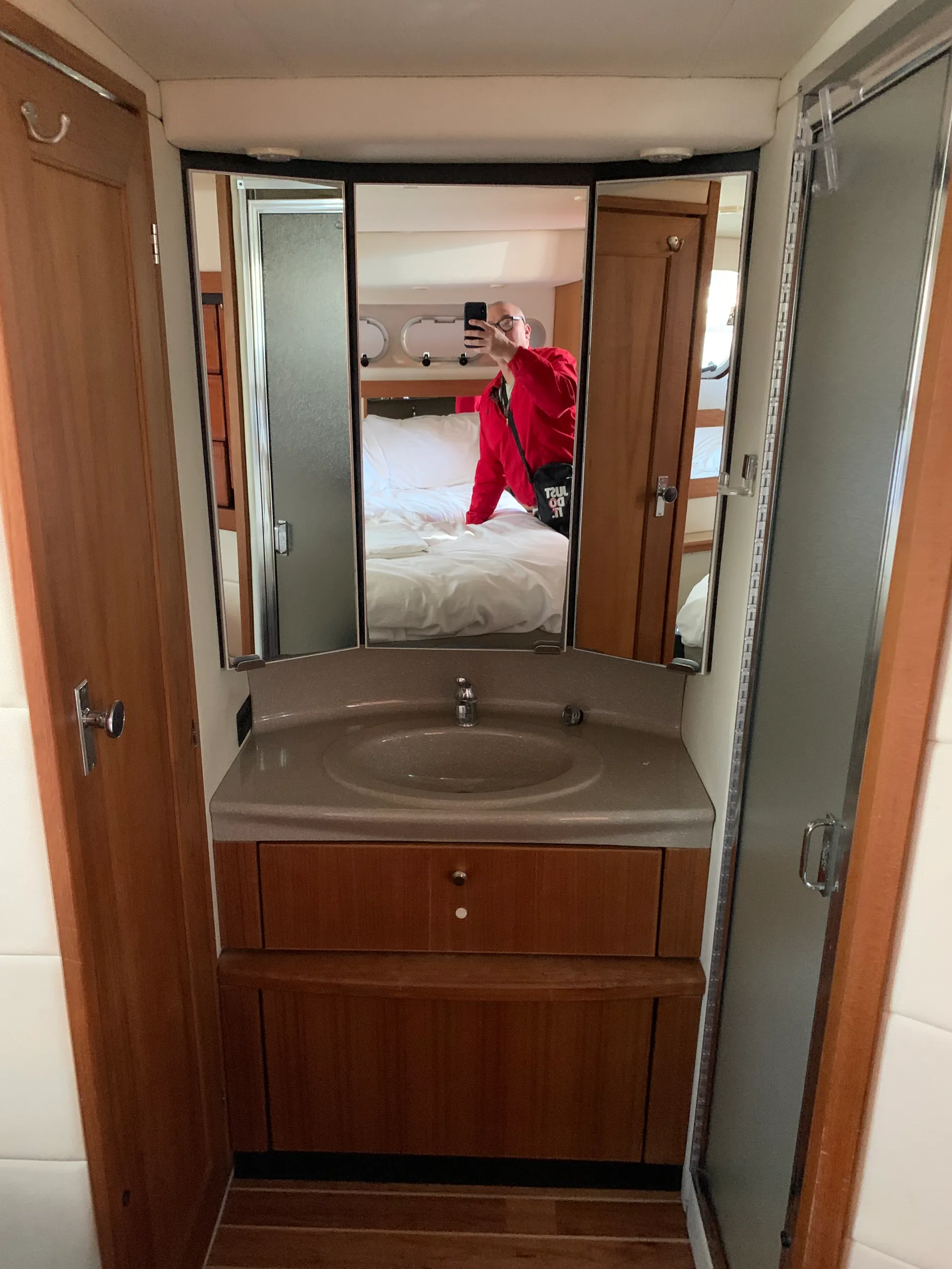 Cruise the lake 🛥️on a 40ft yacht w/bathrooms.  Lake Union/Lake WA