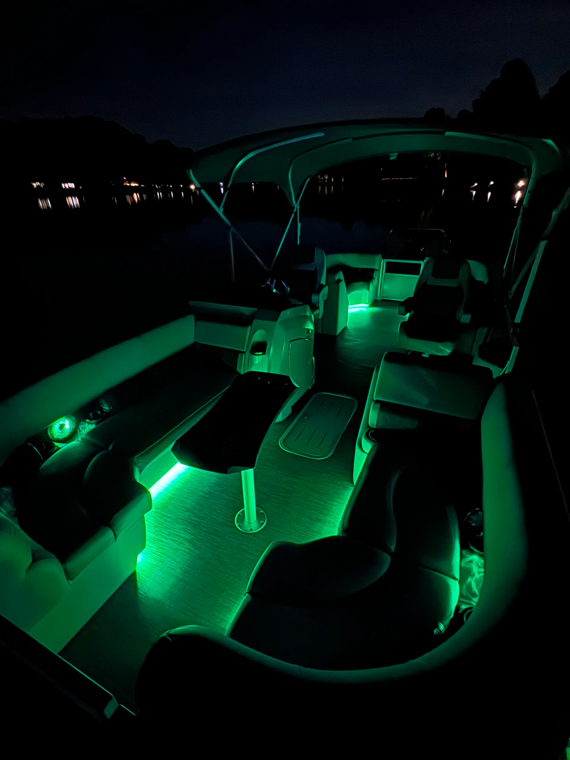 TUBE LAKE NORMAN 2021 24’ Luxury Bennington TRITOON LED Party Package