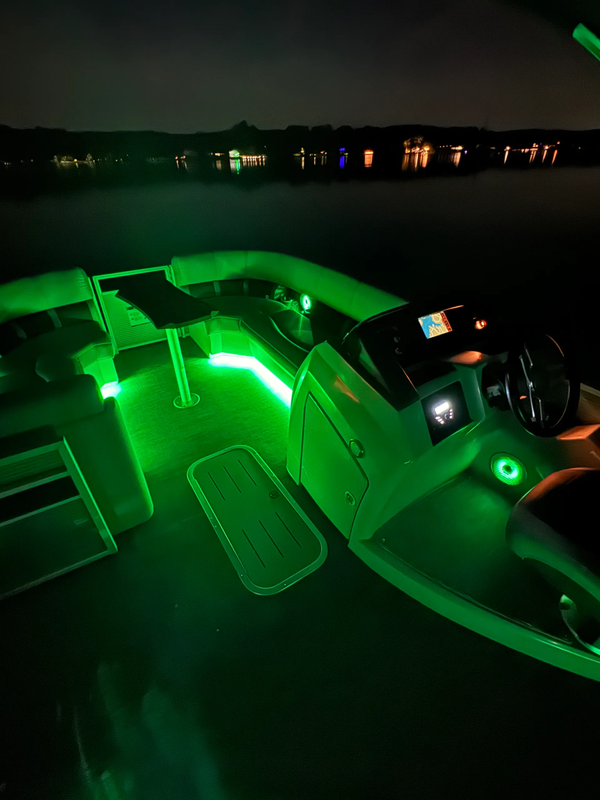 TUBE LAKE NORMAN 2021 24’ Luxury Bennington TRITOON LED Party Package