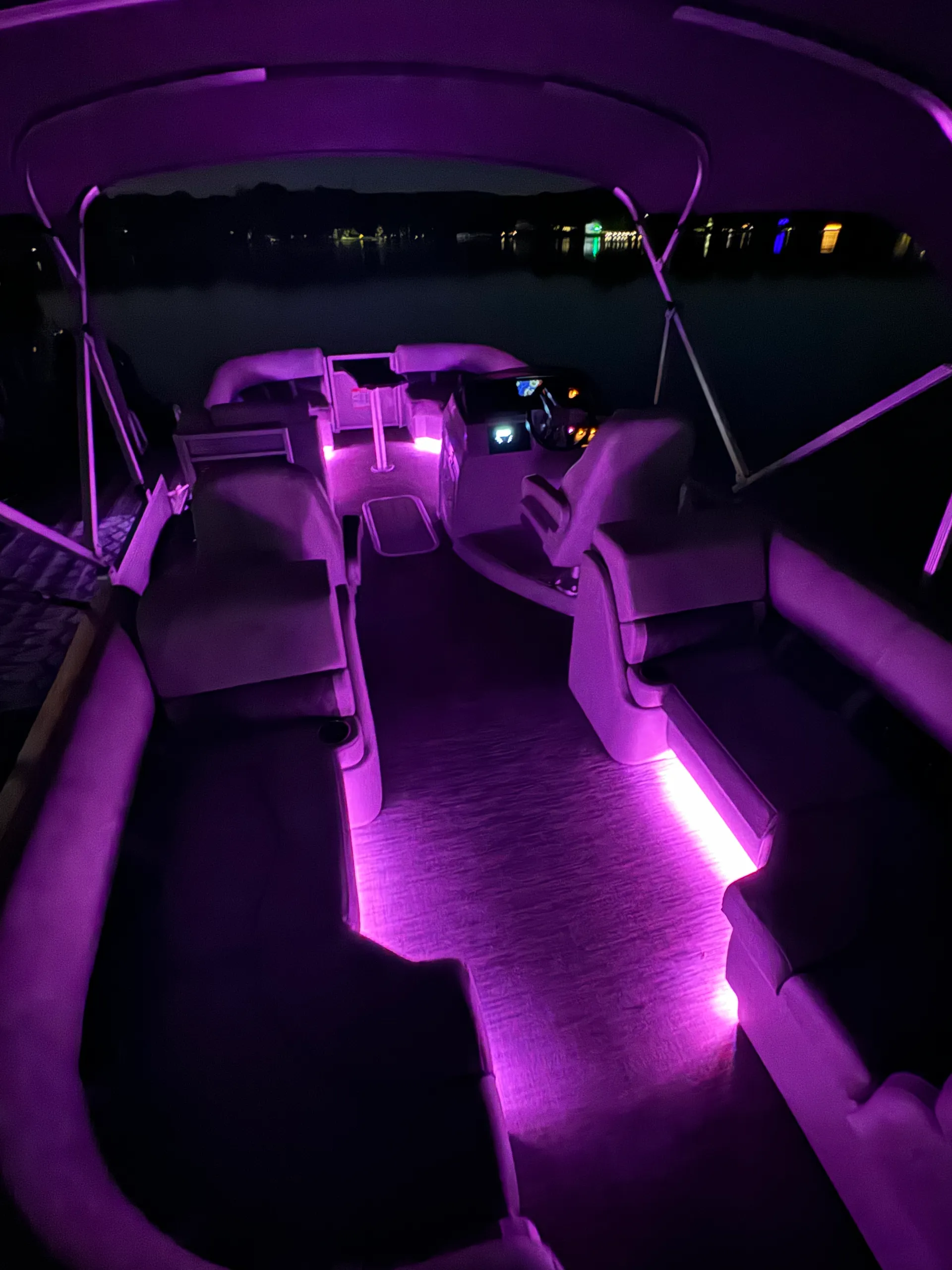 TUBE LAKE NORMAN 2021 24’ Luxury Bennington TRITOON LED Party Package