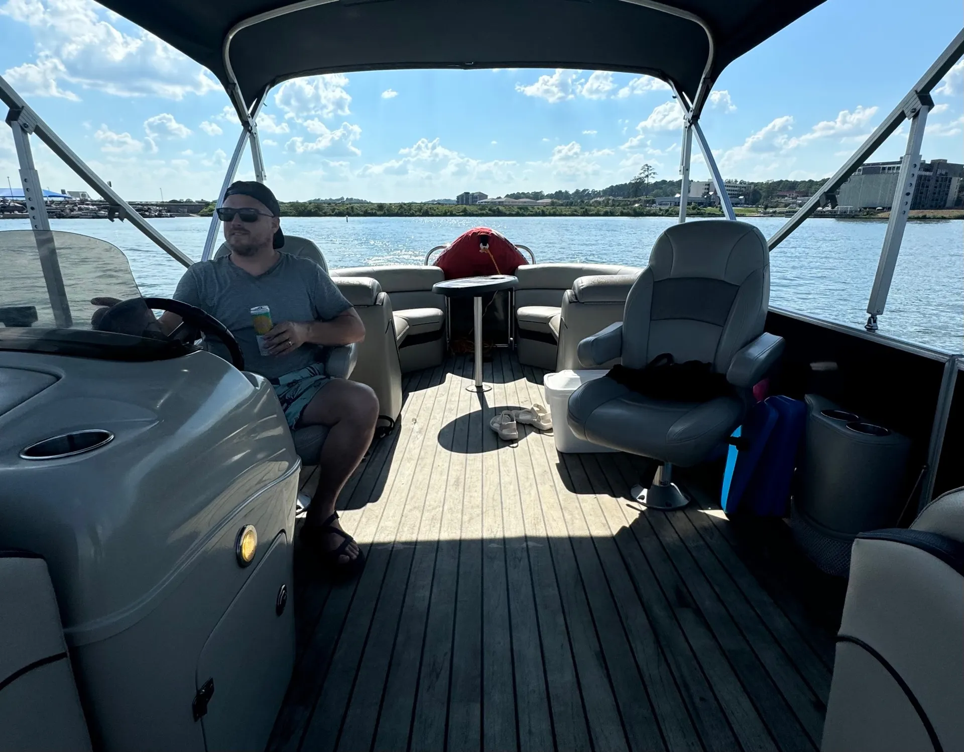 Francioni Tritoon - Perfect Location on Lake Hamilton