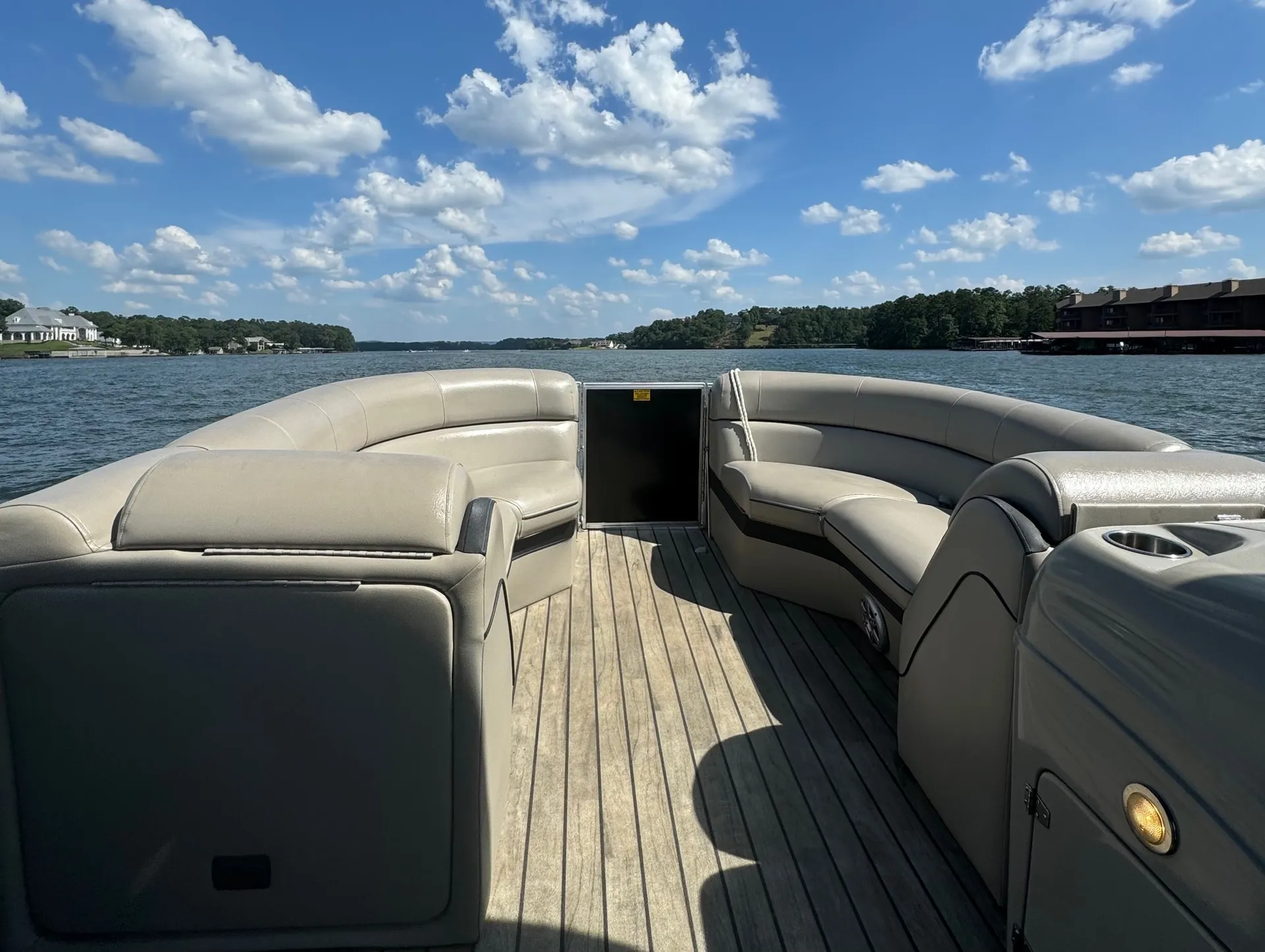 Francioni Tritoon - Perfect Location on Lake Hamilton