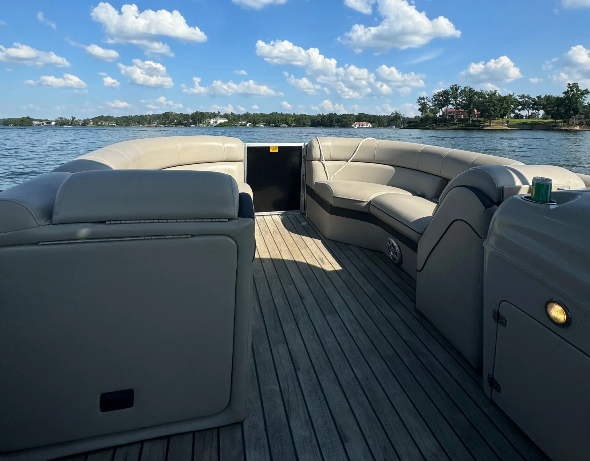 Francioni Tritoon - Perfect Location on Lake Hamilton