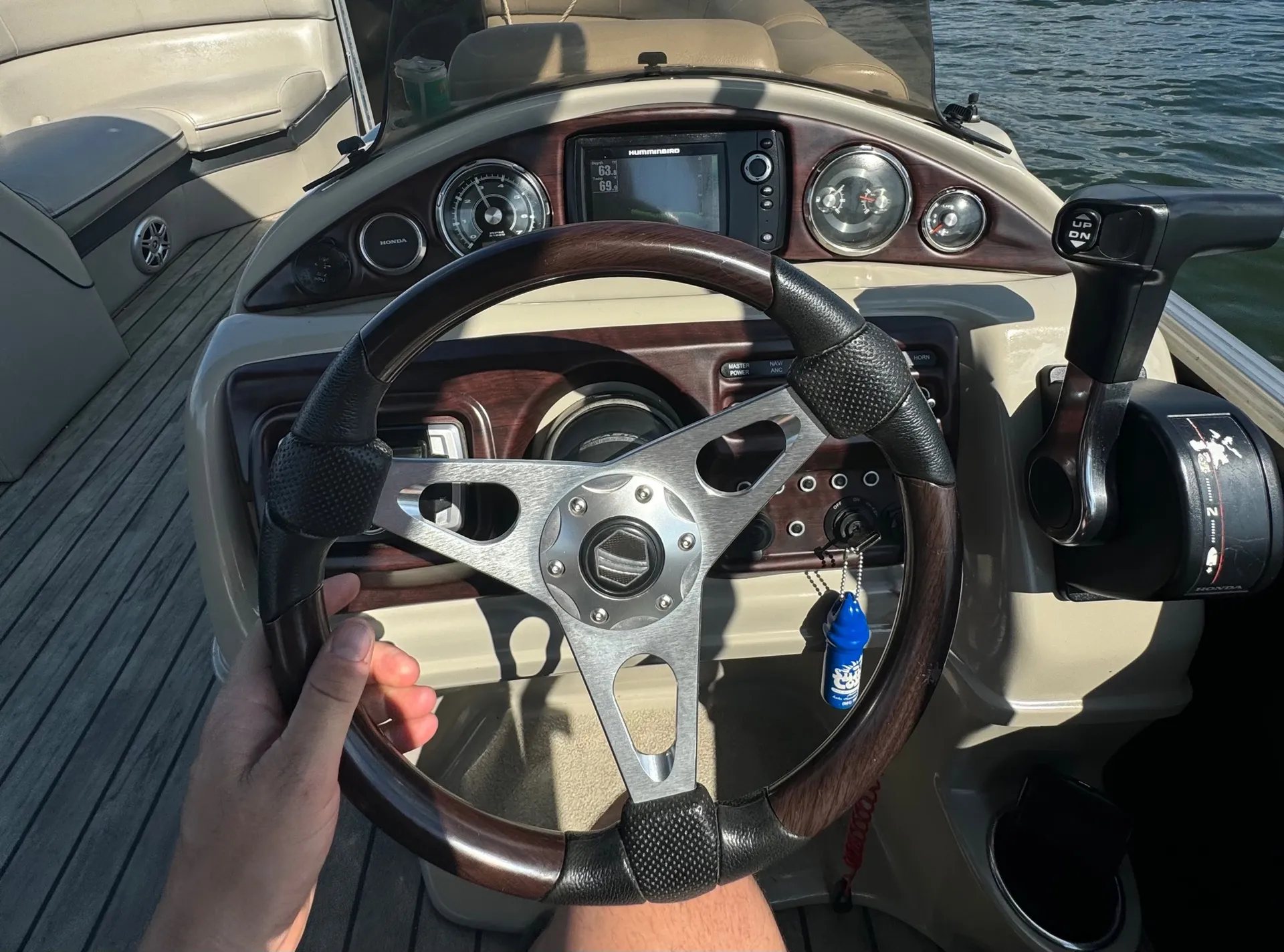 Francioni Tritoon - Perfect Location on Lake Hamilton