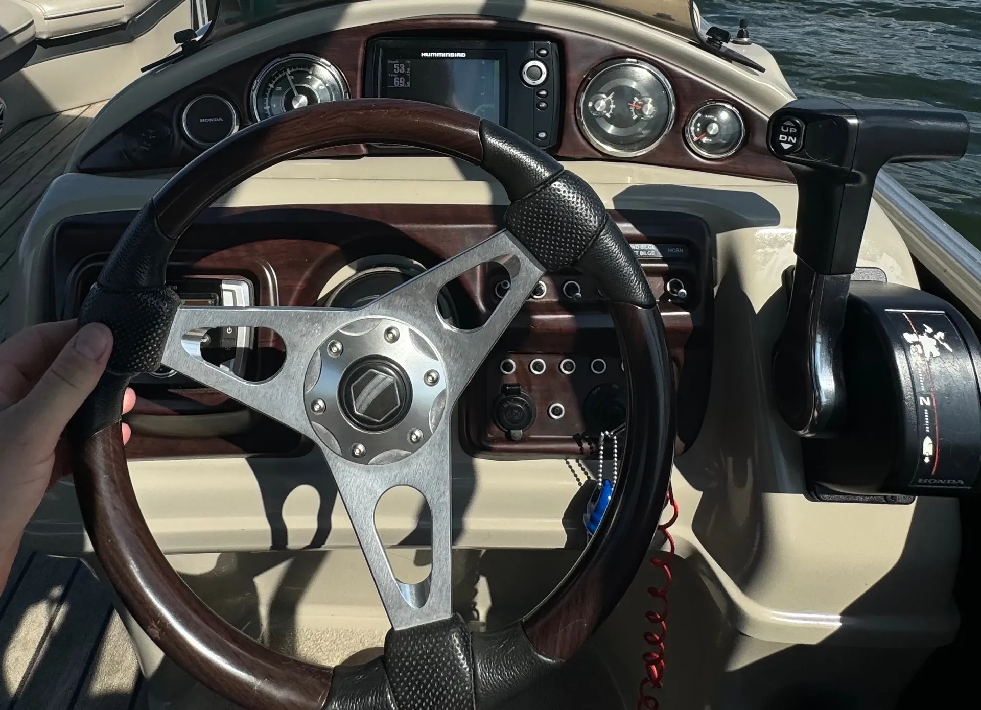 Francioni Tritoon - Perfect Location on Lake Hamilton