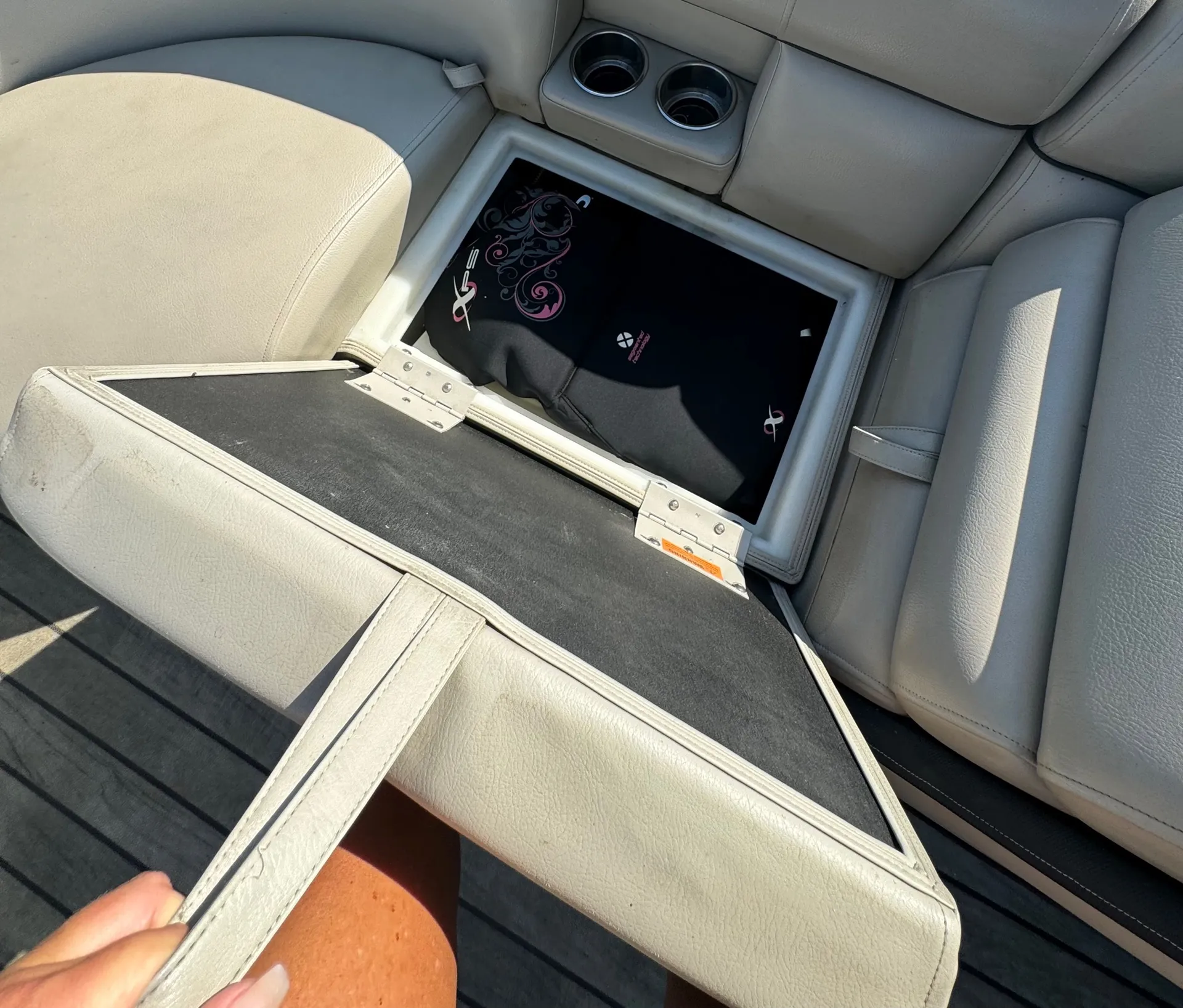 Francioni Tritoon - Perfect Location on Lake Hamilton