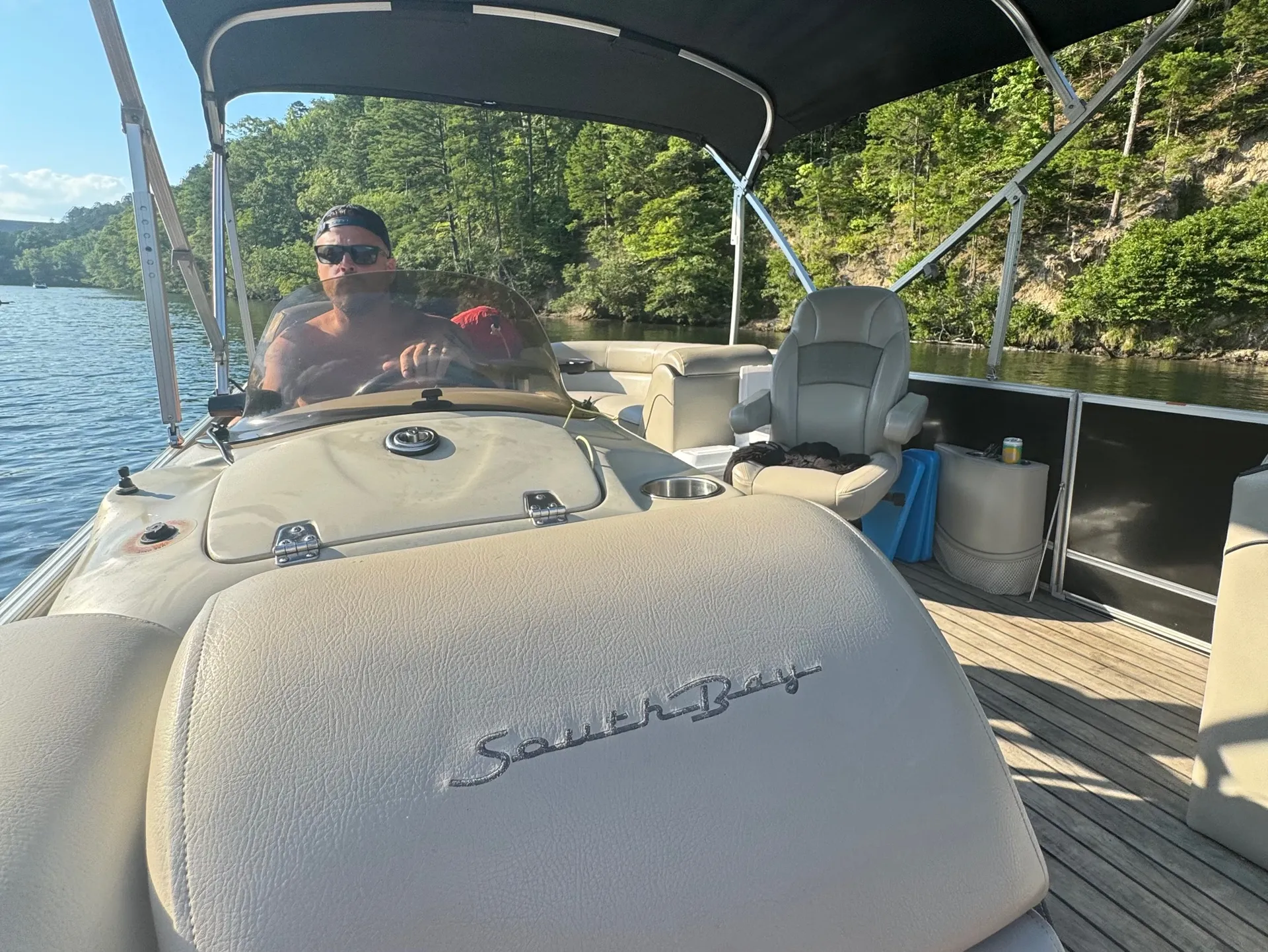 Francioni Tritoon - Perfect Location on Lake Hamilton