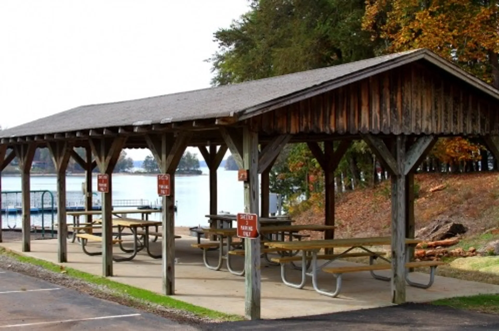 Lake Keowee 24ft (12 ppl) Pontoon w/ dock, bathrooms, beach , picnic 