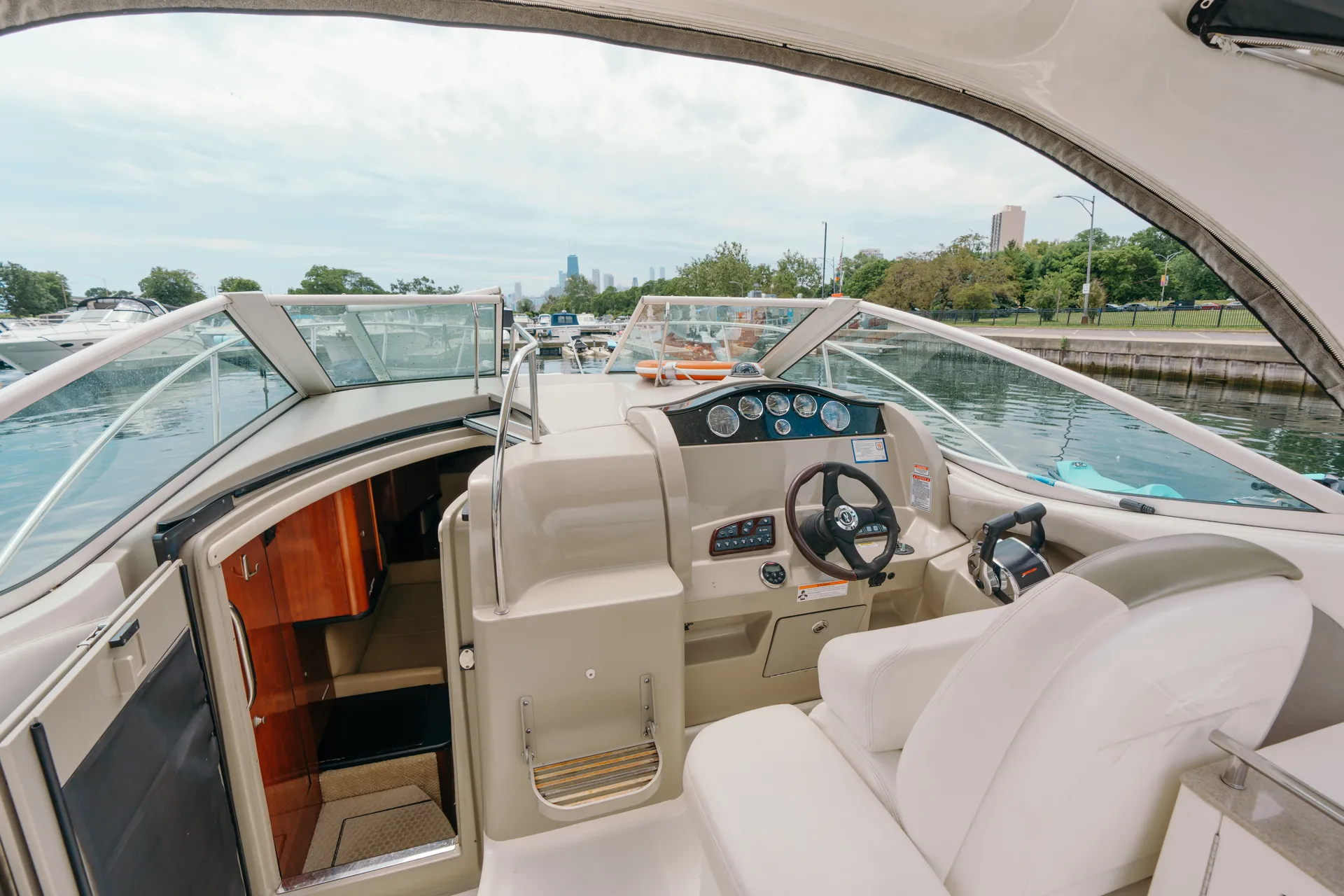 31'  Beautiful Sea Ray Perfect for any Occasion - Enjoy Chicago!