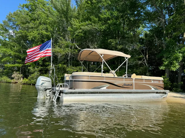 Rent a Godfrey Marine pontoon in Bumpass, VA near me