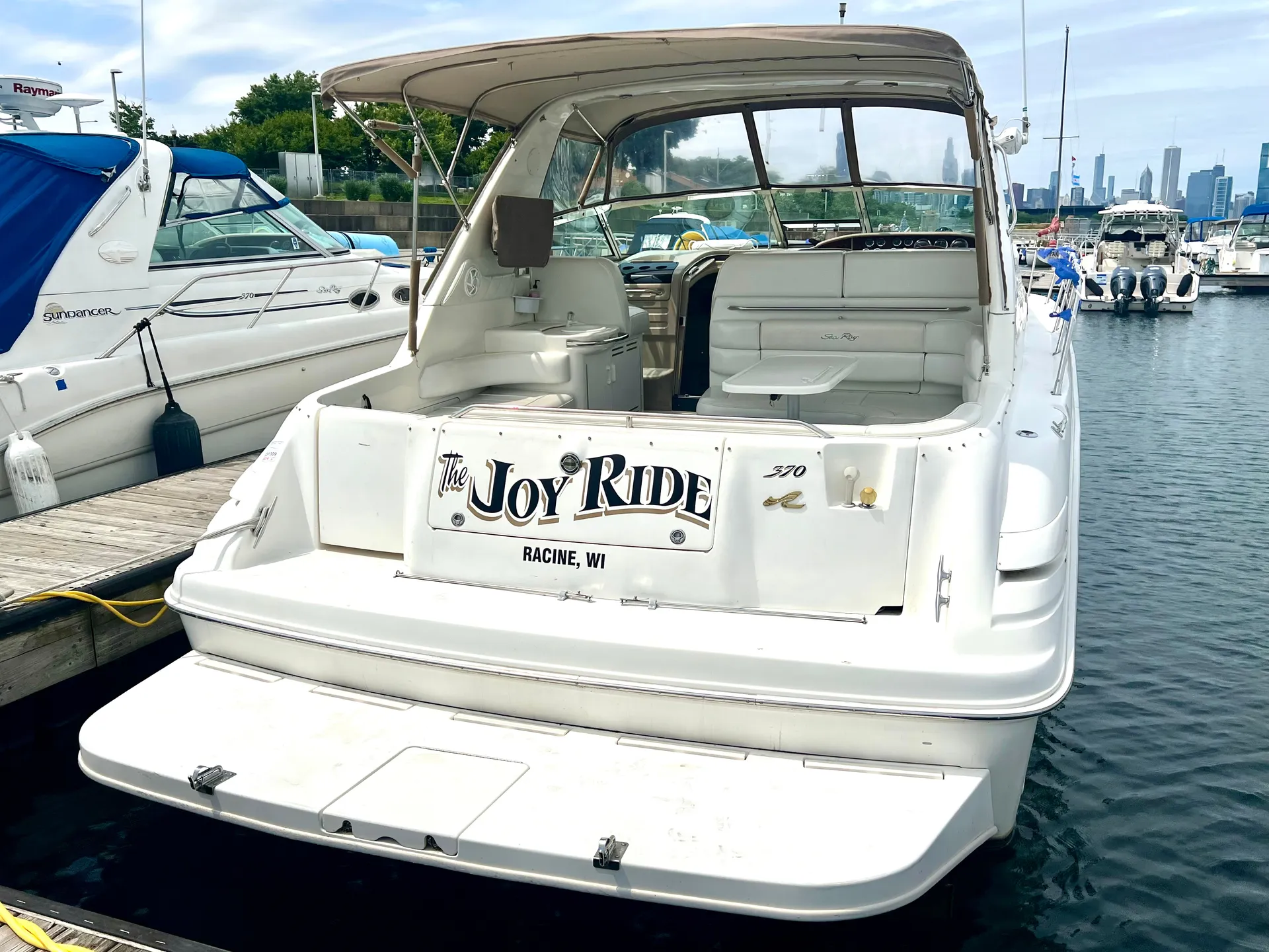 Sea Ray 370 Sundancer – Affordable Luxury Cruise w/ Floaty in Chicago