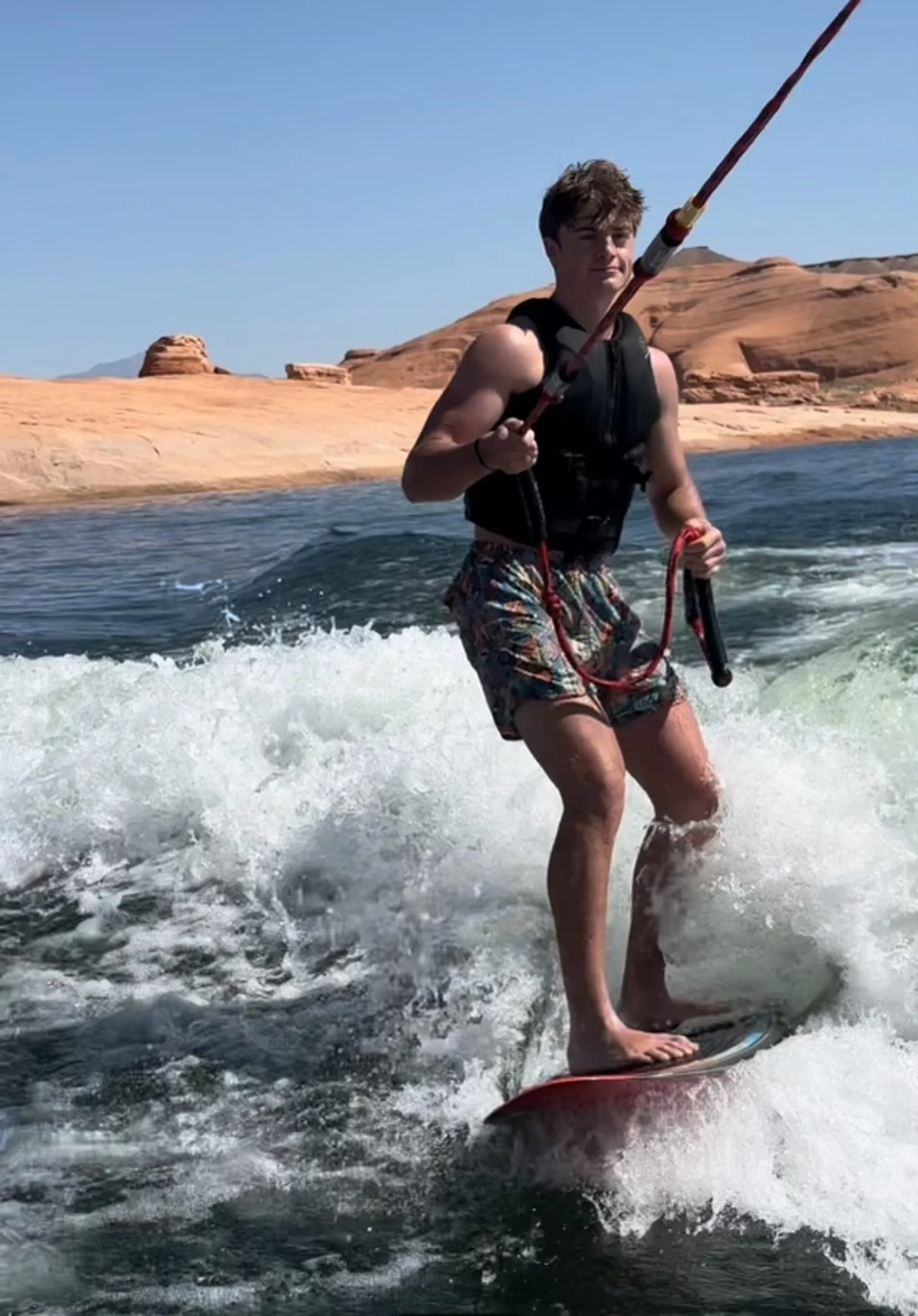 Perfect boat to surf/wakeboard/ski/tube with all the family/friends