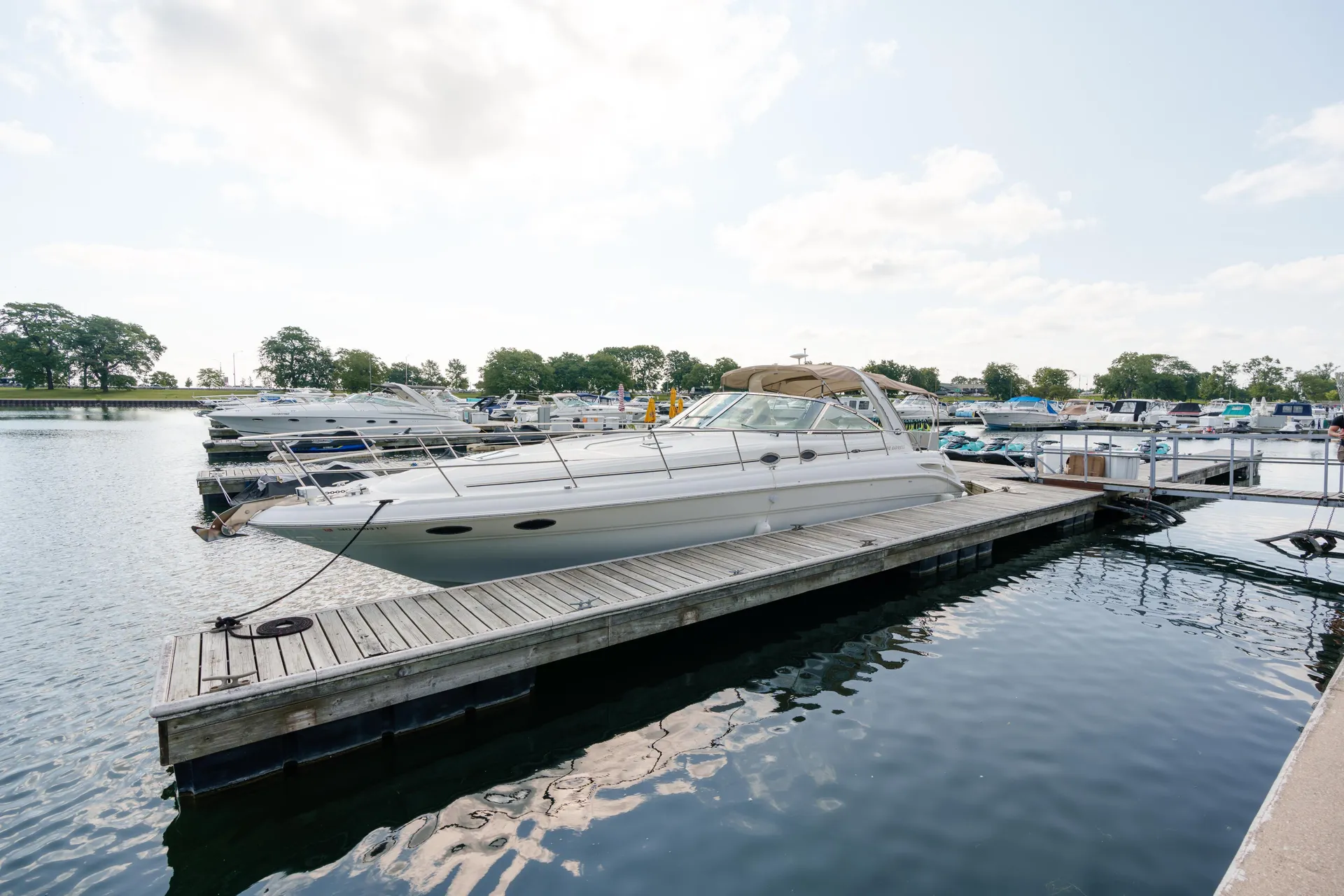 Diversey Harbor Premium 46' Yacht| Great for Birthdays (Fuel Included)