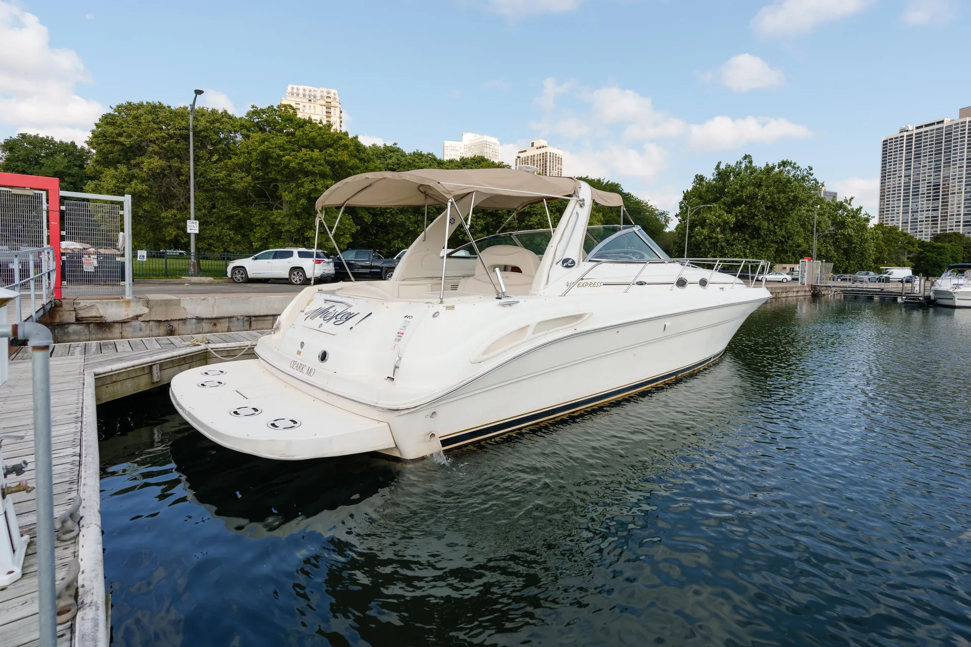 Diversey Harbor Premium 46' Yacht| Great for Birthdays (Fuel Included)
