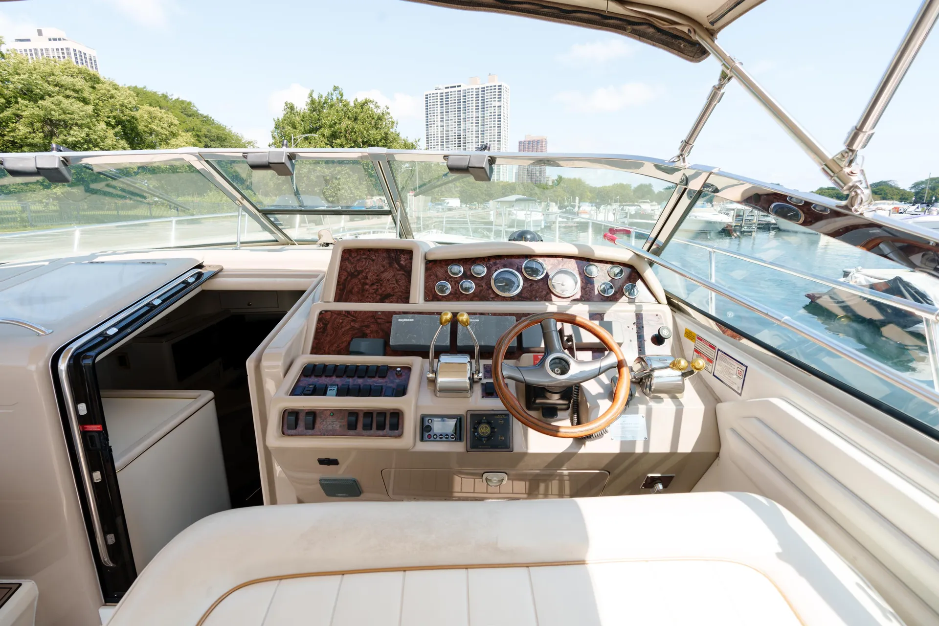 Diversey Harbor | 45' Stunning Sea Ray Boat | Chicago (Fuel Included!)