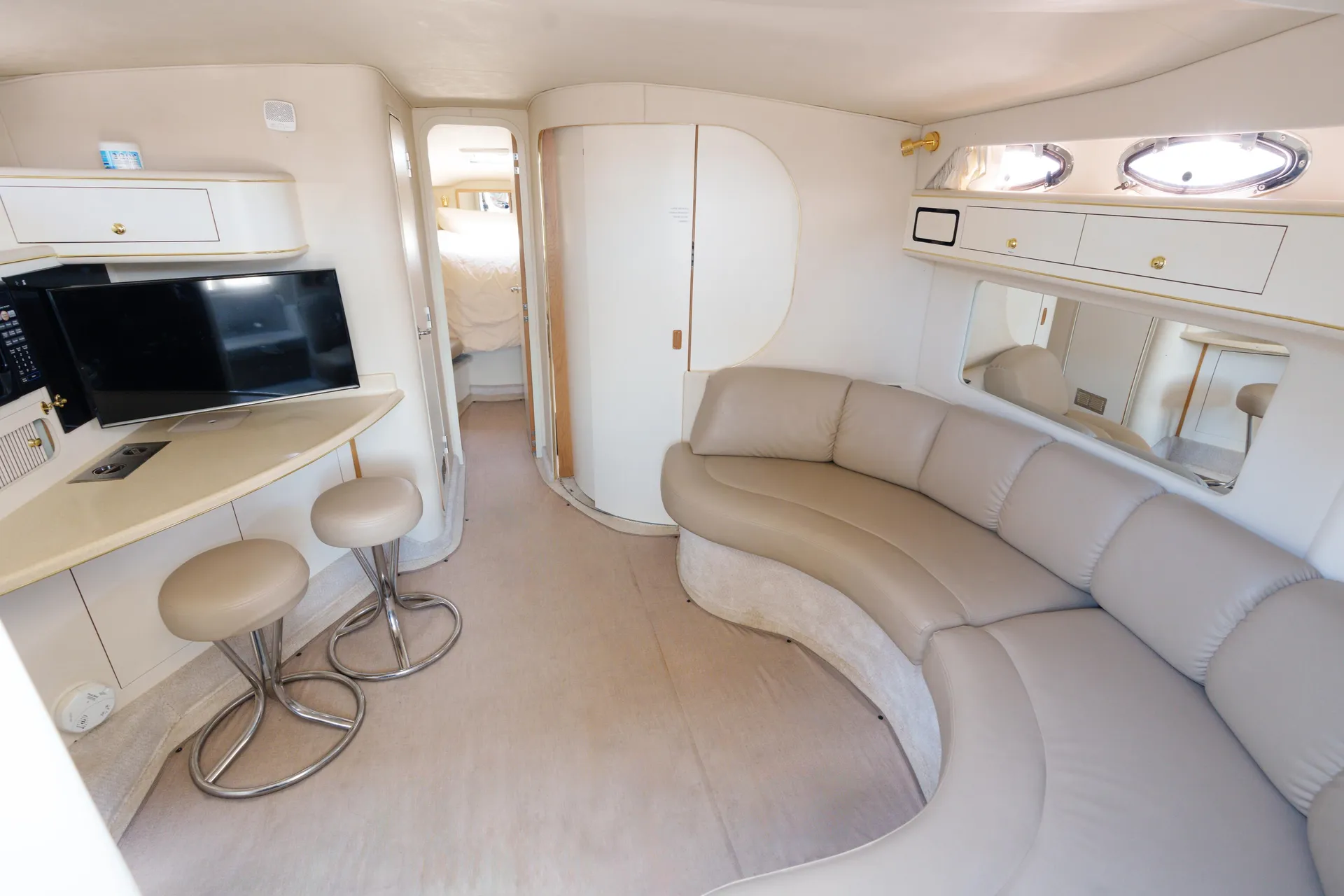 Diversey Harbor | 45' Stunning Sea Ray Boat | Chicago (Fuel Included!)