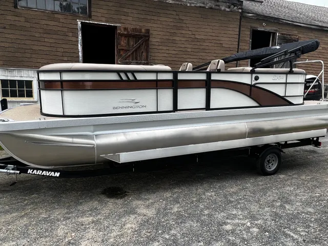 Rent a Sun Tracker by Tracker Marine pontoon in Suffield, CT near me