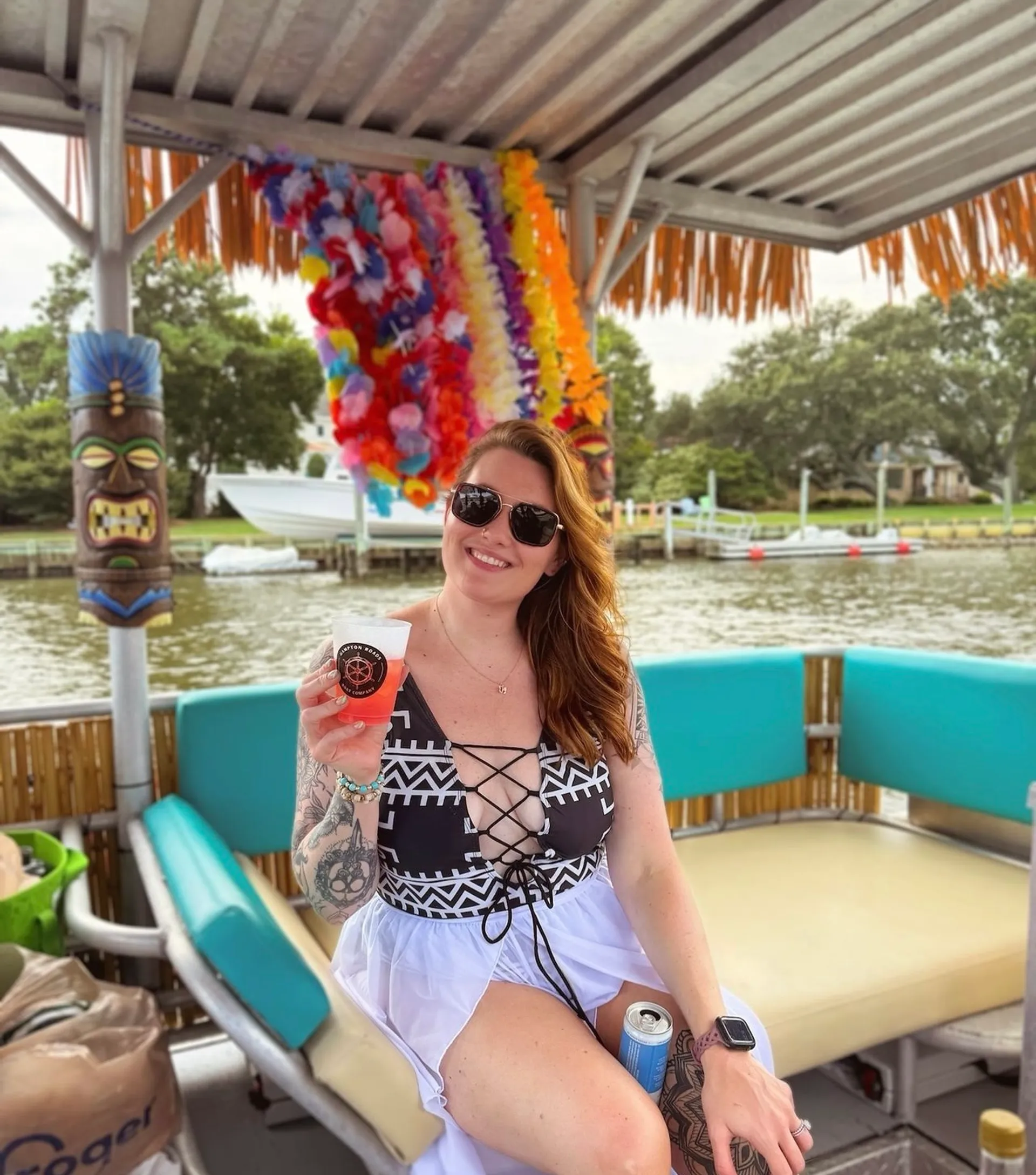 Comfortable Tiki boat!! FREE gas! BYOB 🎊🎉 1-6 passengers 