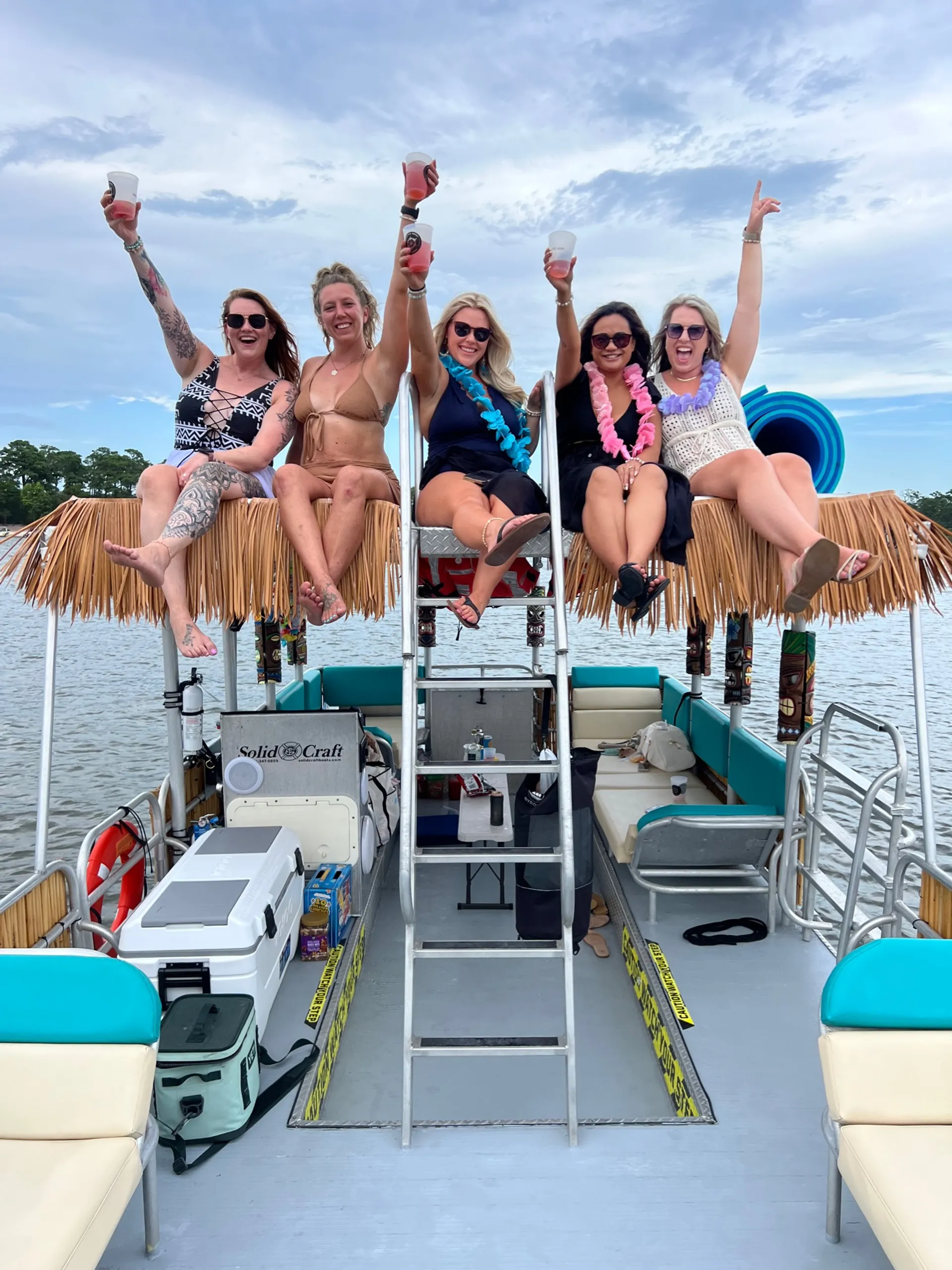 Comfortable Tiki boat!! FREE gas! BYOB 🎊🎉 1-6 passengers 