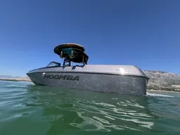 Perfect boat to surf/wakeboard/ski/tube with all the family/friends