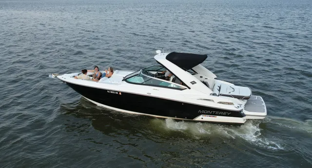 Rent a MONTEREY BOATS motor yacht in Alpine, NJ near me