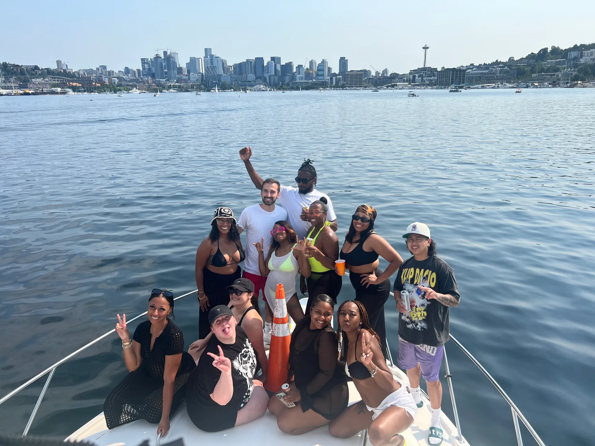 Cruise the lake 🛥️on a 40ft yacht w/bathrooms.  Lake Union/Lake WA