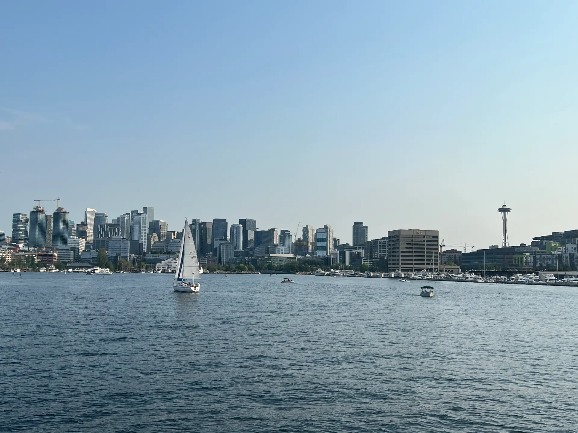 Cruise the lake 🛥️on a 40ft yacht w/bathrooms.  Lake Union/Lake WA