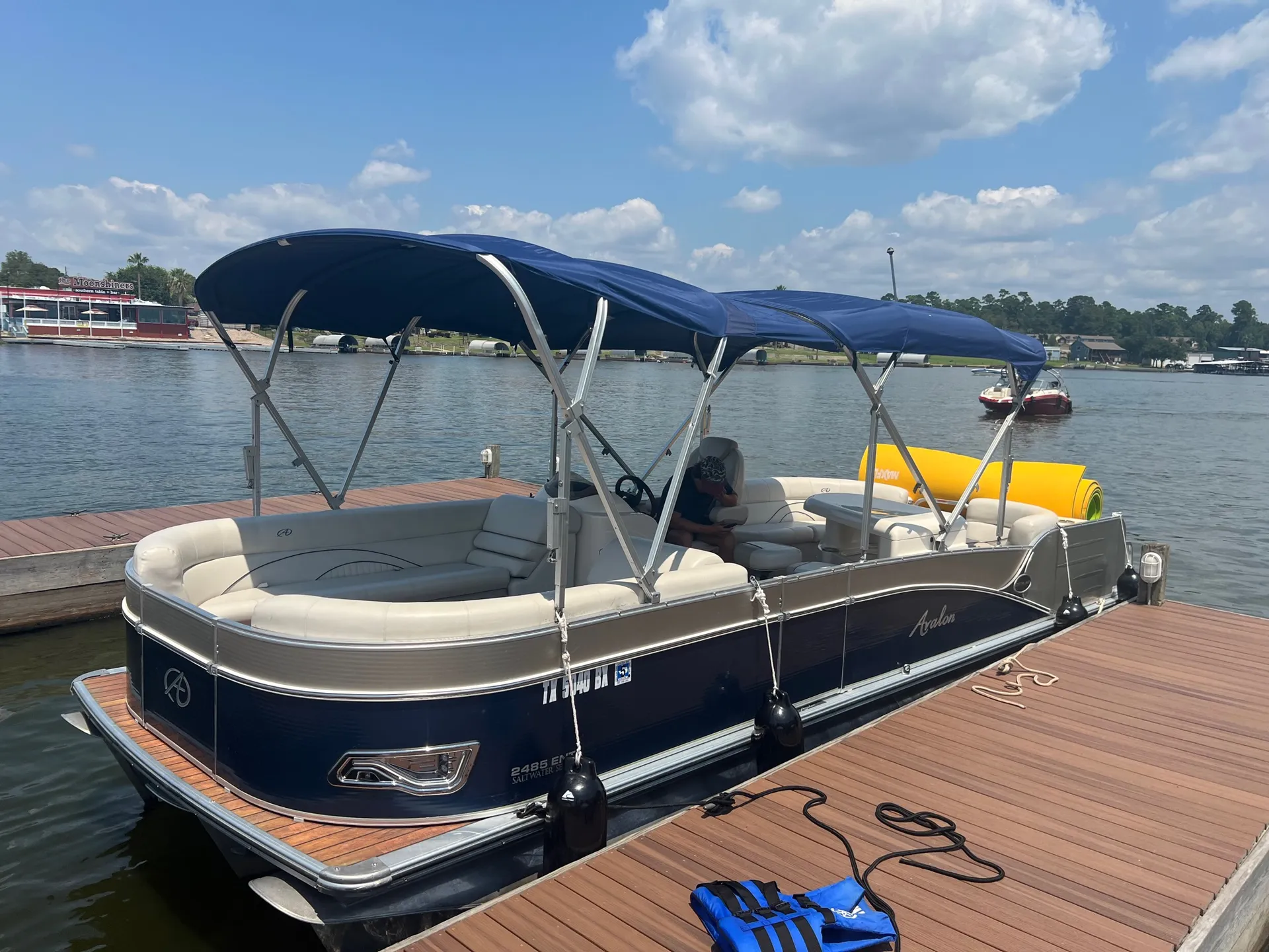 Luxury Avalon 25  ’Tri-Toon  Entertainer W/ 150HP &amp; Bistro Bar