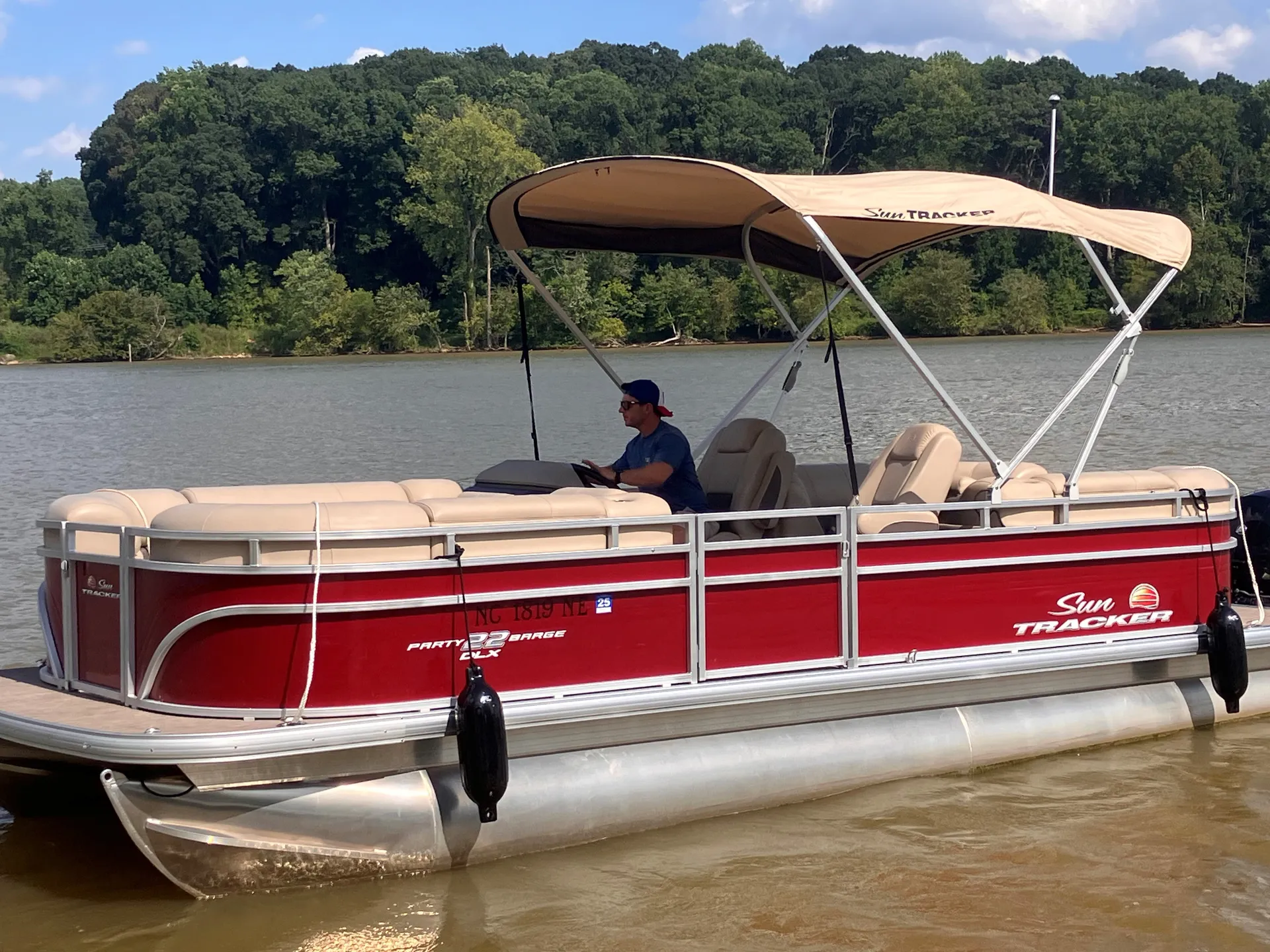 24' pontoon 150hp holds 11 ppl