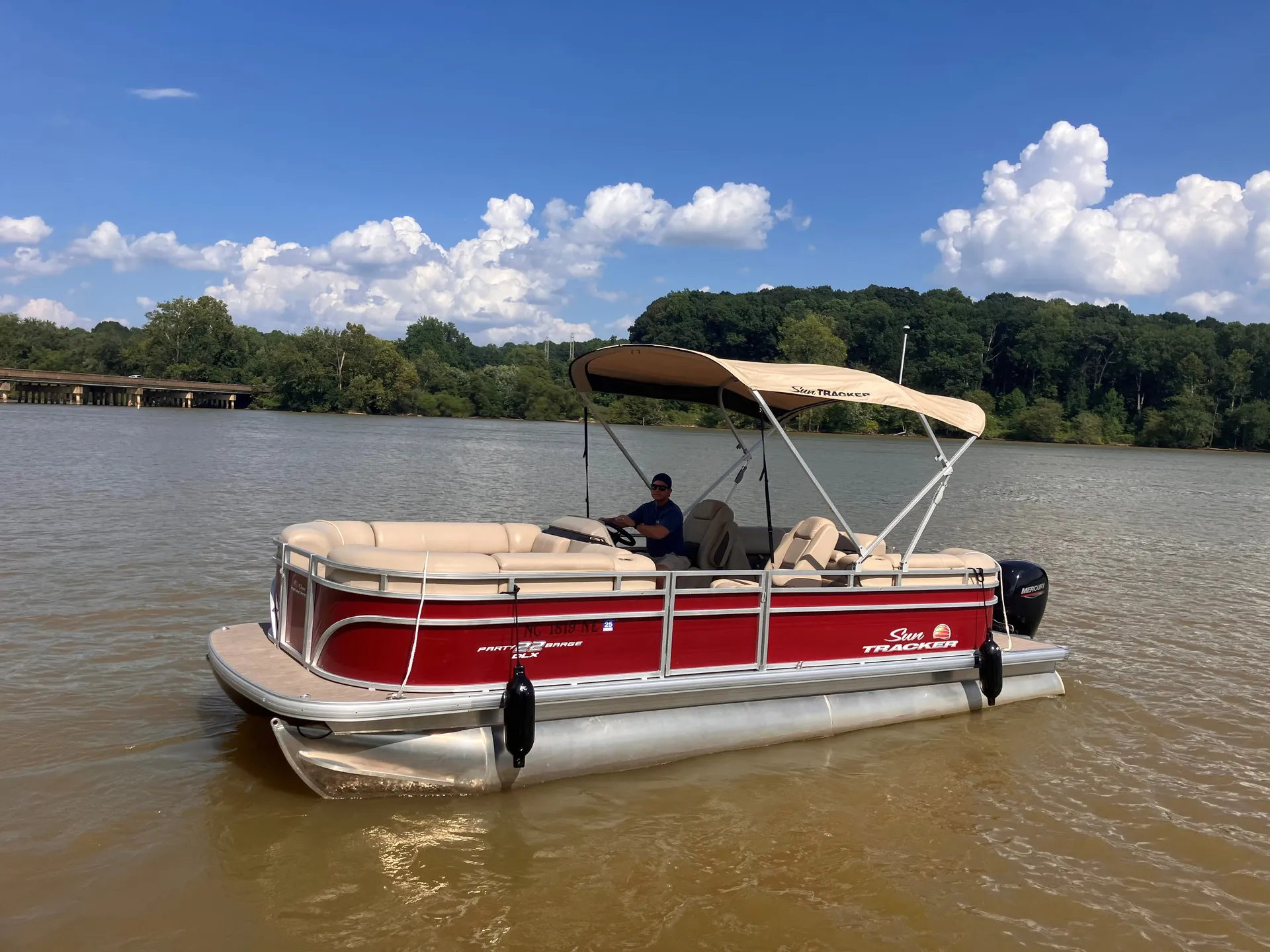 24' pontoon 150hp holds 11 ppl